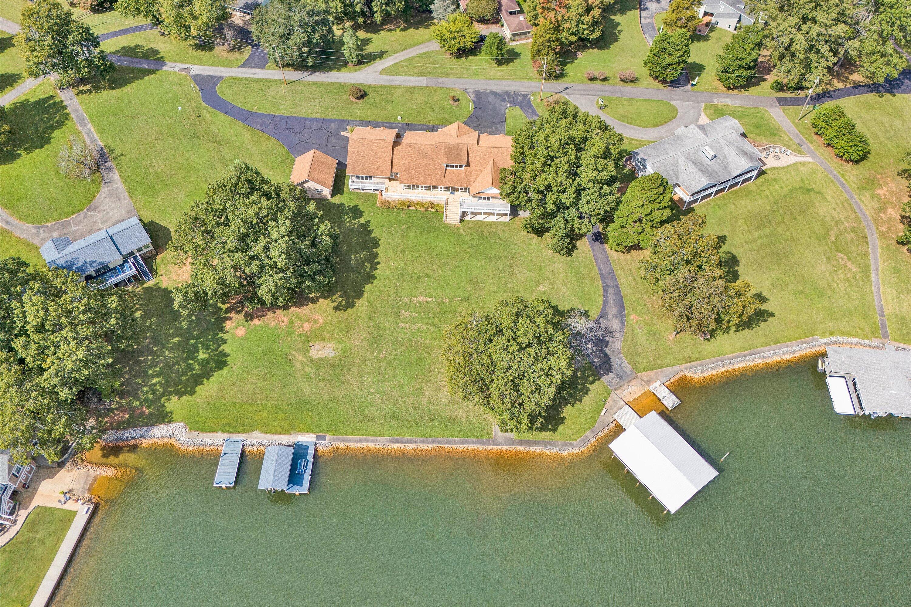 Moneta, Virginia, 24121, United States, 6 Bedrooms Bedrooms, ,7 BathroomsBathrooms,Residential,Active,1953664