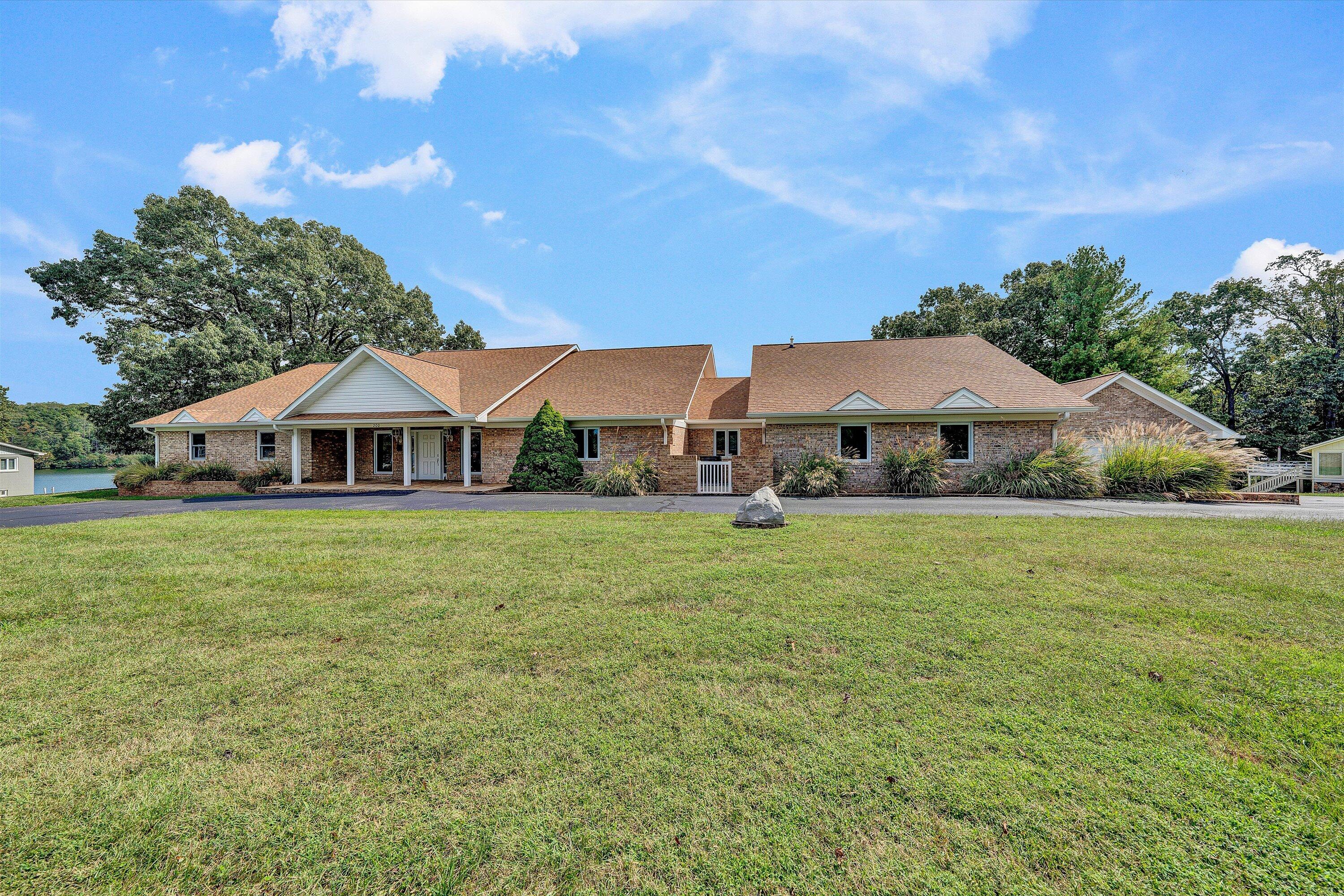 Moneta, Virginia, 24121, United States, 6 Bedrooms Bedrooms, ,7 BathroomsBathrooms,Residential,Active,1953664