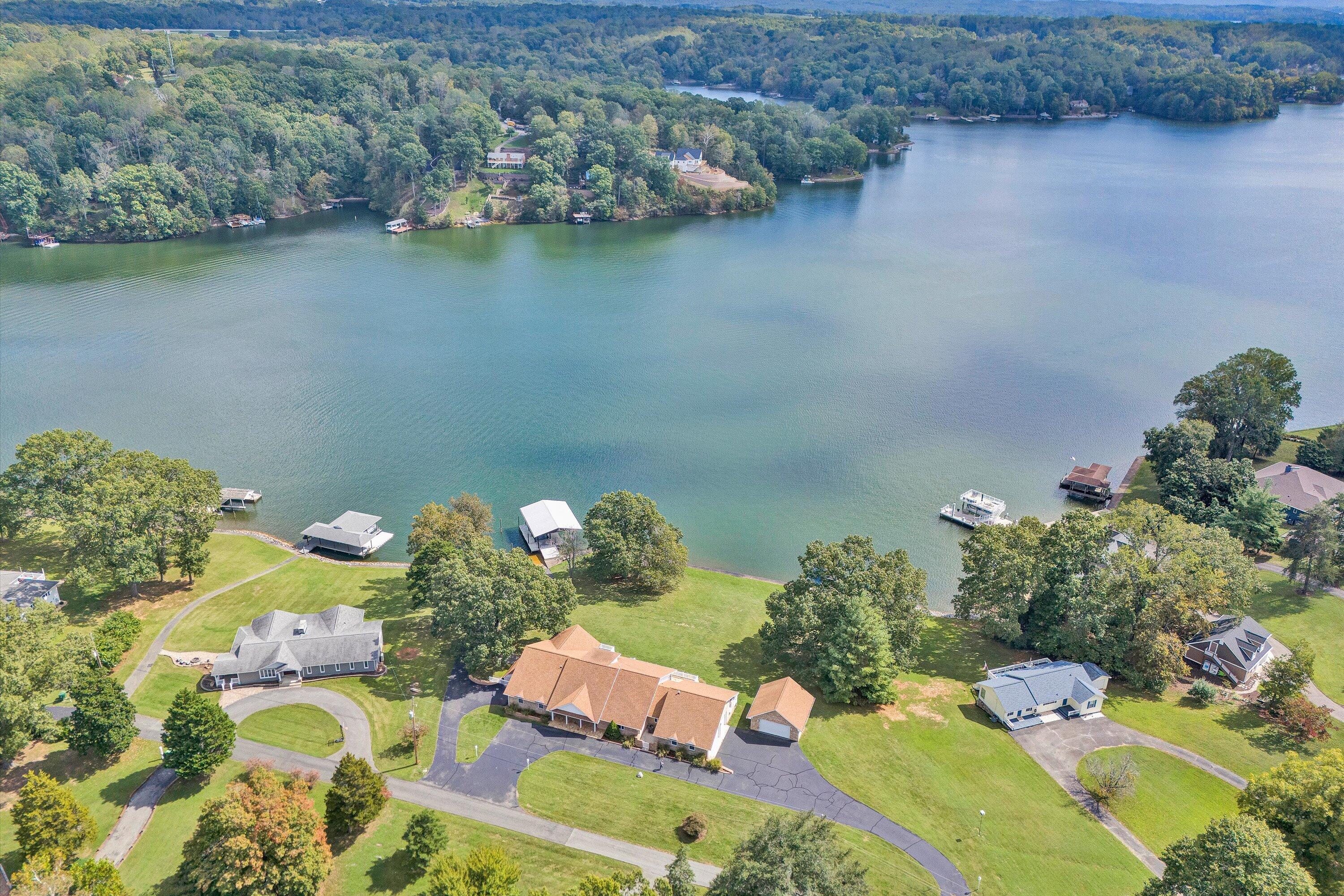 Moneta, Virginia, 24121, United States, 6 Bedrooms Bedrooms, ,7 BathroomsBathrooms,Residential,Active,1953664