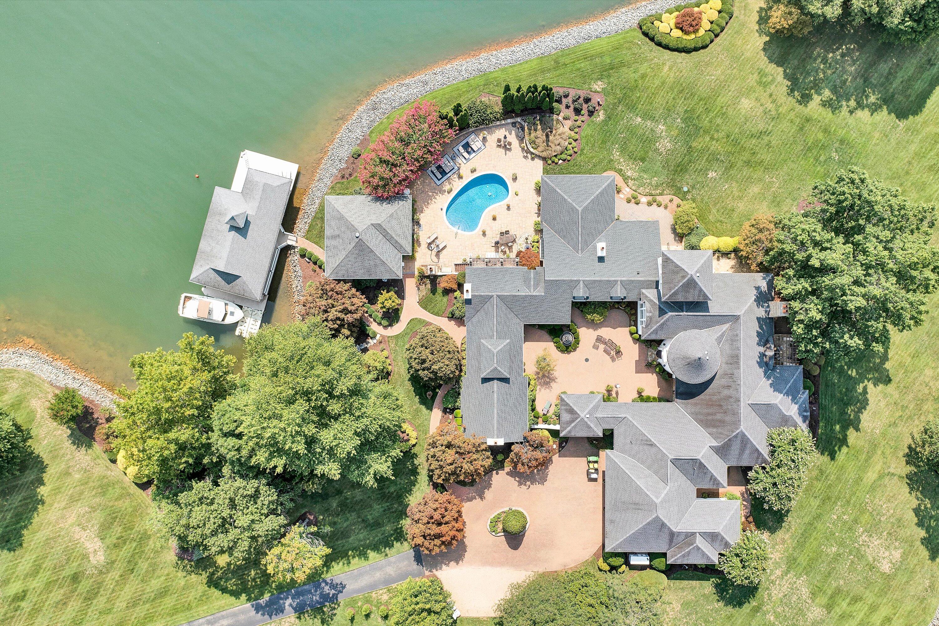 Moneta, Virginia, 24121, United States, 5 Bedrooms Bedrooms, ,9 BathroomsBathrooms,Residential,Active,1919403