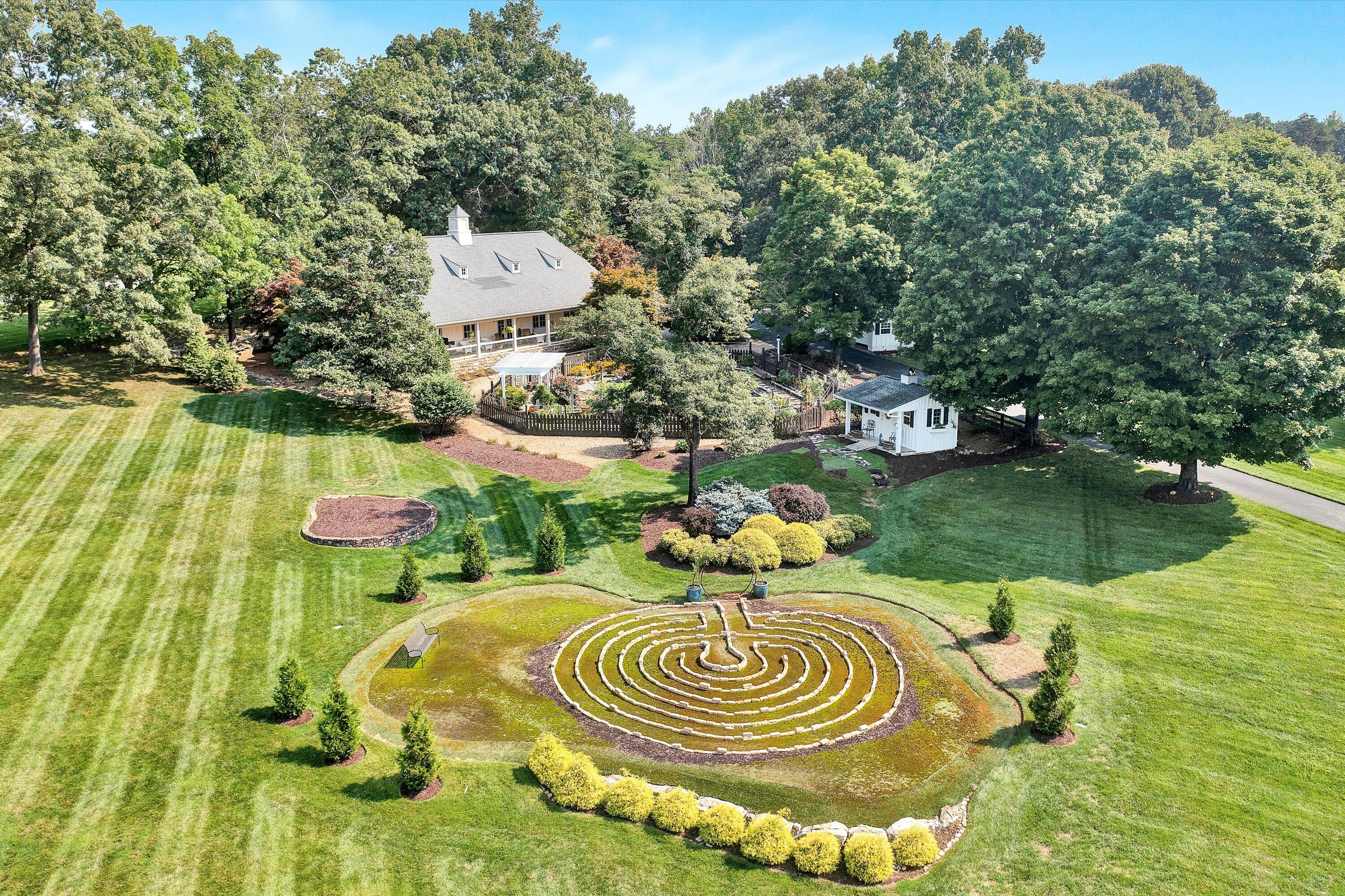 Moneta, Virginia, 24121, United States, 5 Bedrooms Bedrooms, ,9 BathroomsBathrooms,Residential,Active,1919403