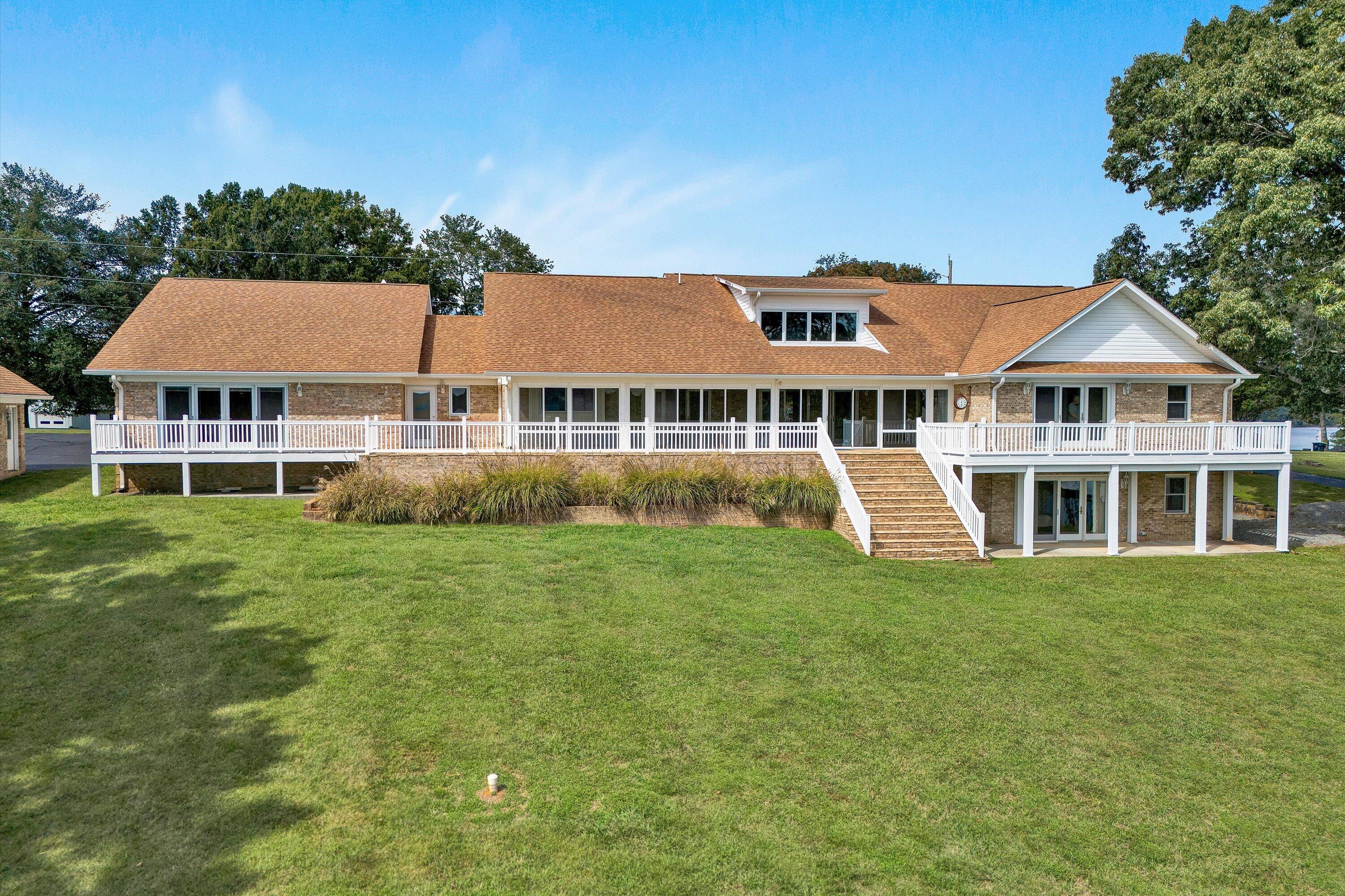 Moneta, Virginia, 24121, United States, 6 Bedrooms Bedrooms, ,7 BathroomsBathrooms,Residential,Active,1953664