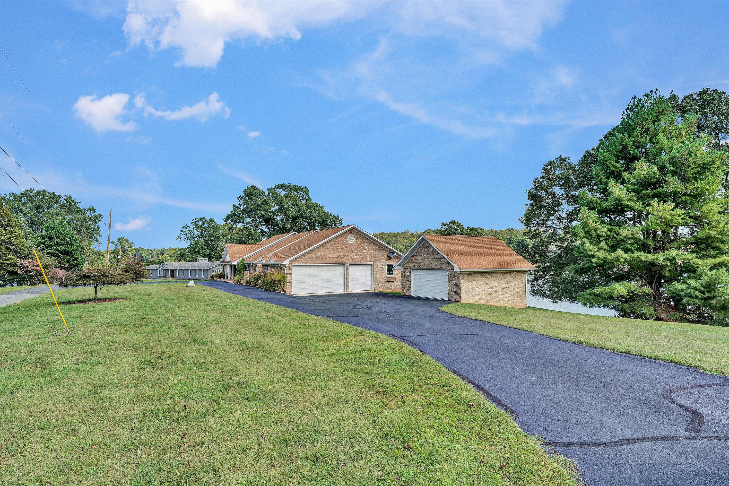Moneta, Virginia, 24121, United States, 6 Bedrooms Bedrooms, ,7 BathroomsBathrooms,Residential,Active,1953664