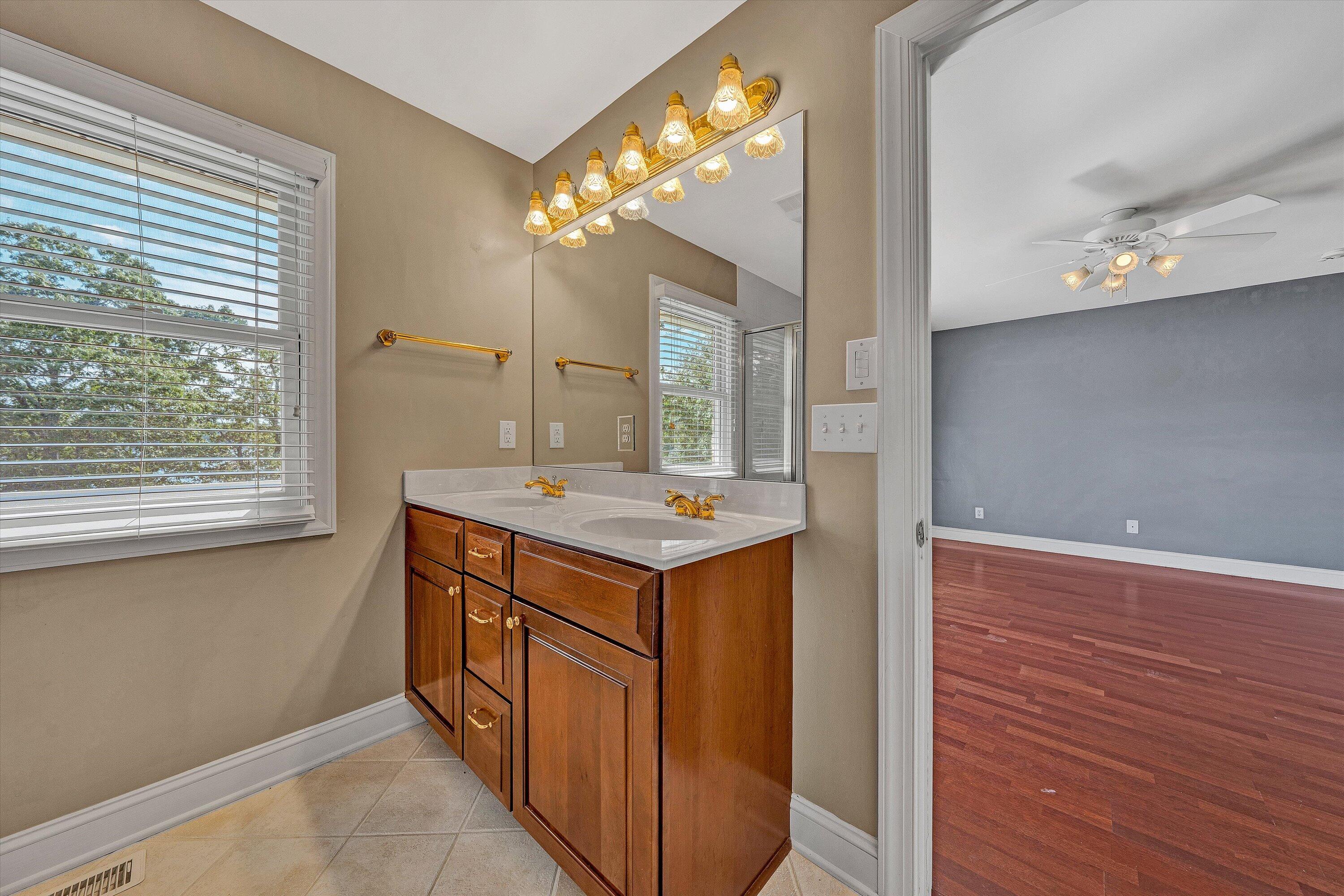 Moneta, Virginia, 24121, United States, 6 Bedrooms Bedrooms, ,7 BathroomsBathrooms,Residential,Active,1953664