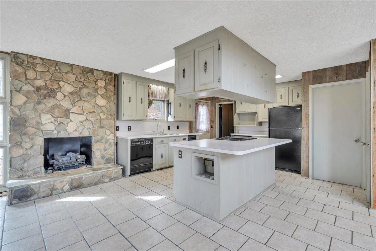 Huddleston, Virginia, 24104, United States, 5 Bedrooms Bedrooms, ,4 BathroomsBathrooms,Residential,Active,2023928