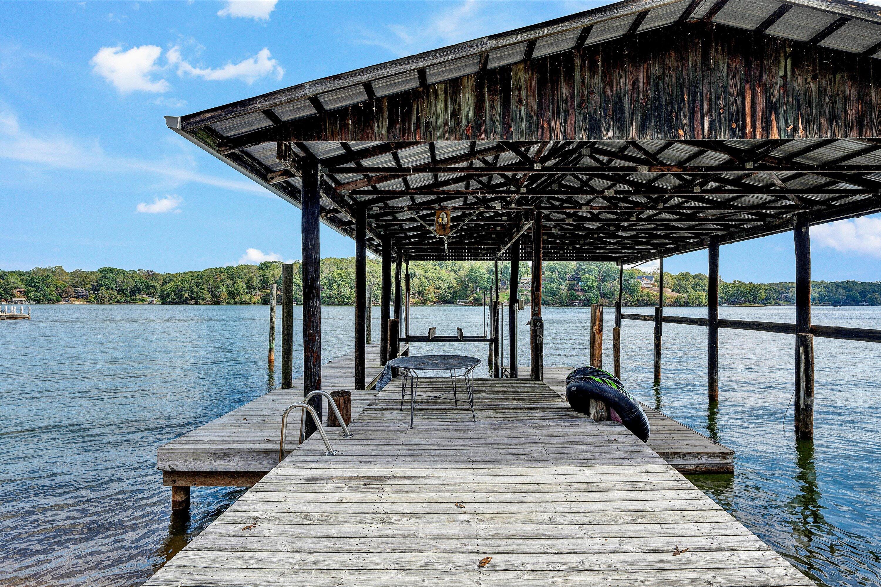 Moneta, Virginia, 24121, United States, 6 Bedrooms Bedrooms, ,7 BathroomsBathrooms,Residential,Active,1953664