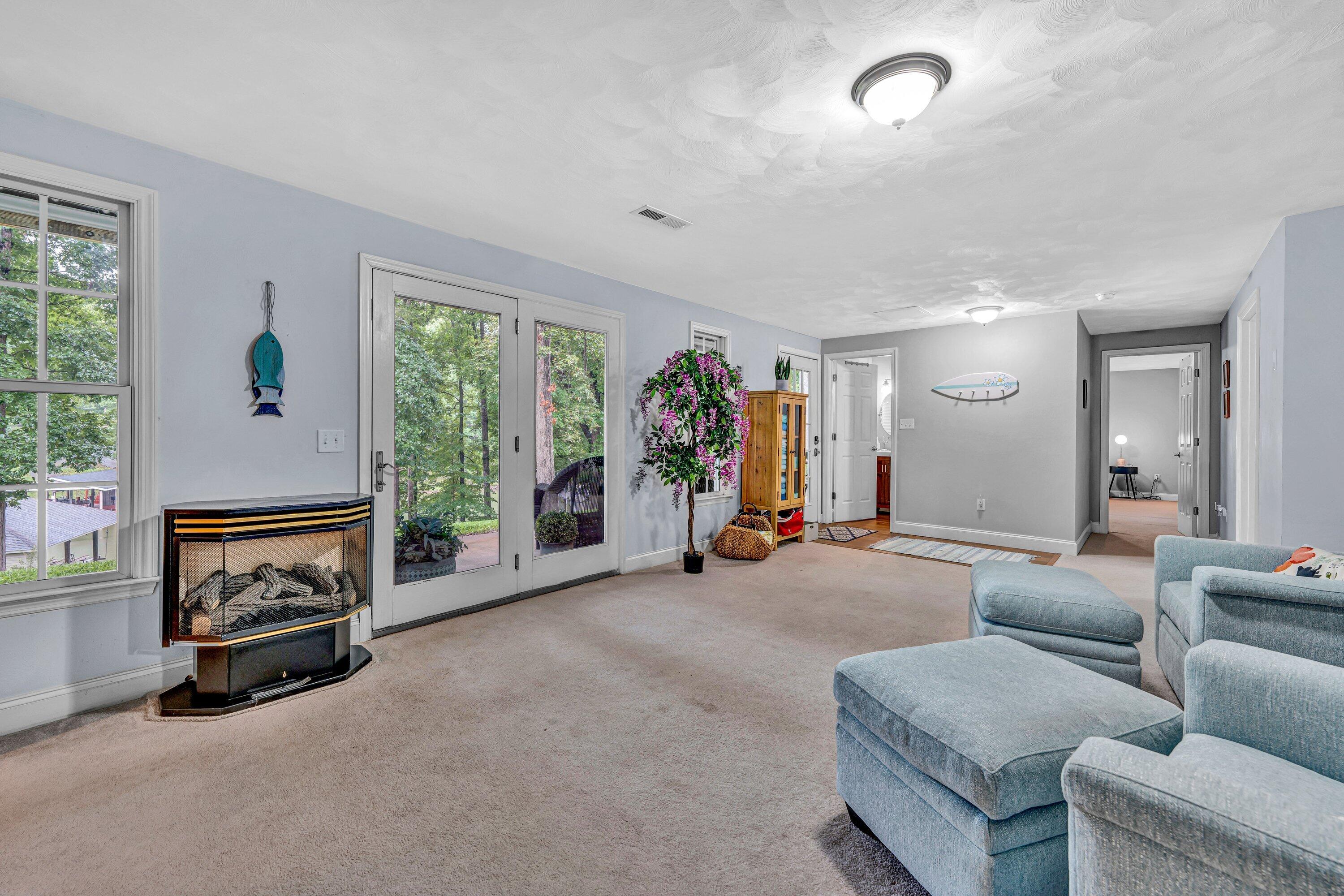 Moneta, Virginia, 24121, United States, 4 Bedrooms Bedrooms, ,3 BathroomsBathrooms,Residential,Active,1909835