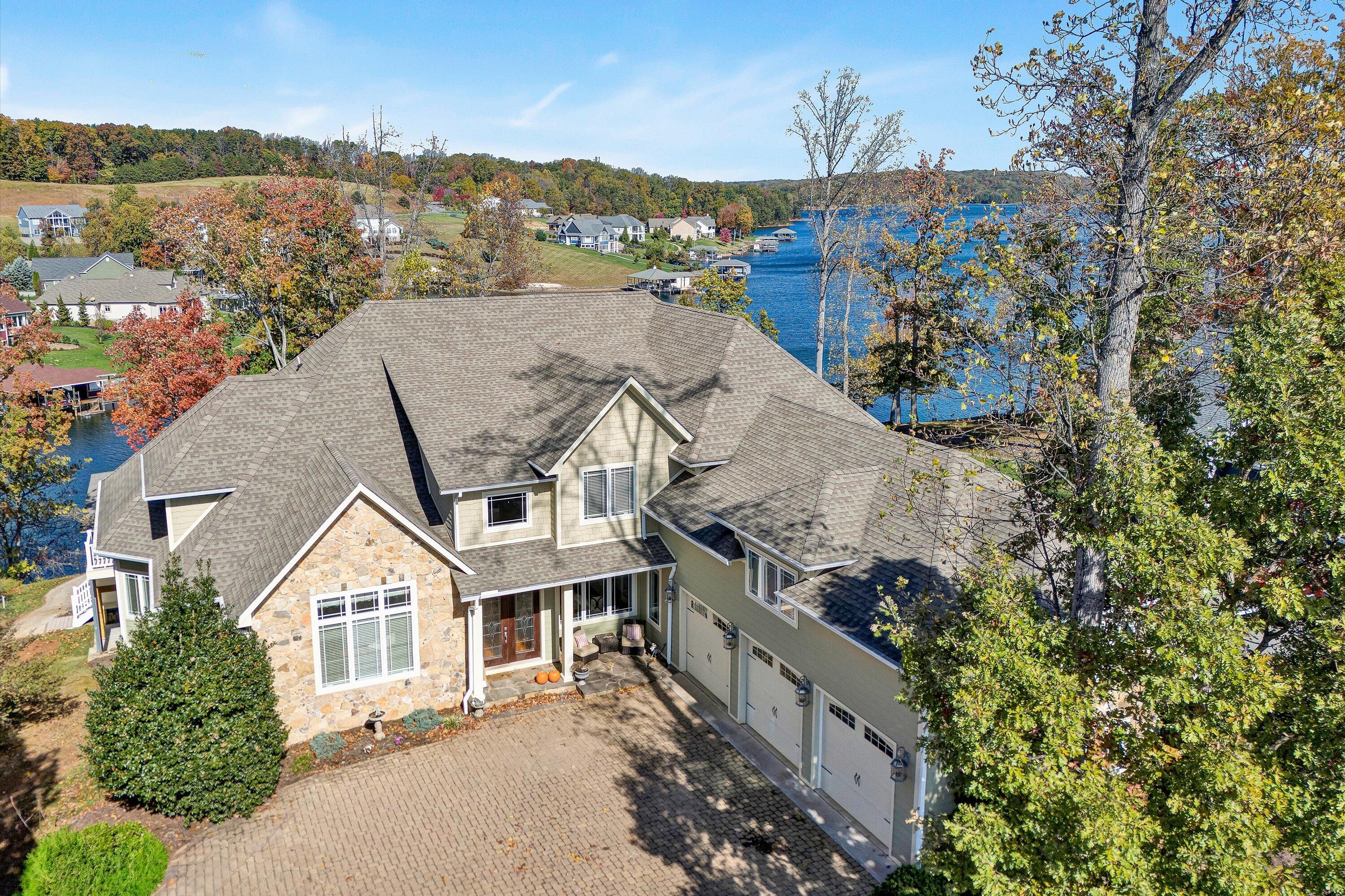 Moneta, Virginia, 24121, United States, 5 Bedrooms Bedrooms, ,6 BathroomsBathrooms,Residential,Active,1973555