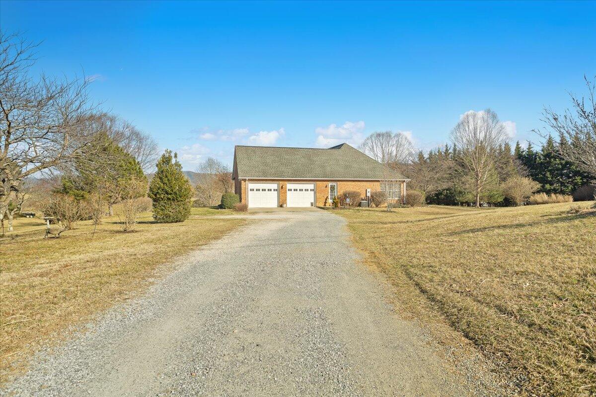 Fincastle, Virginia, 24090, United States, 3 Bedrooms Bedrooms, ,4 BathroomsBathrooms,Residential,Active,1945492