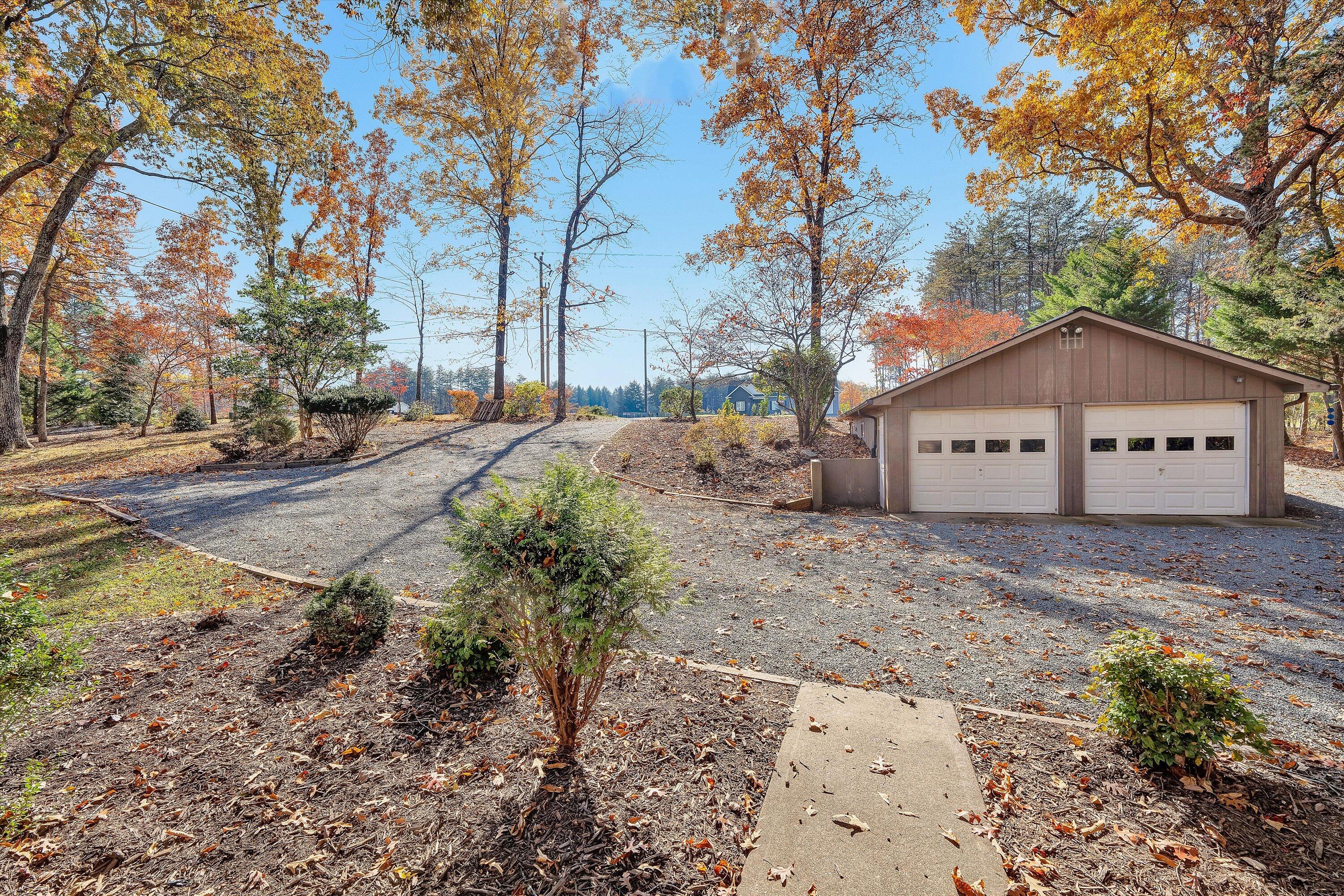 Moneta, Virginia, 24121, United States, 3 Bedrooms Bedrooms, ,3 BathroomsBathrooms,Residential,Active,1988476