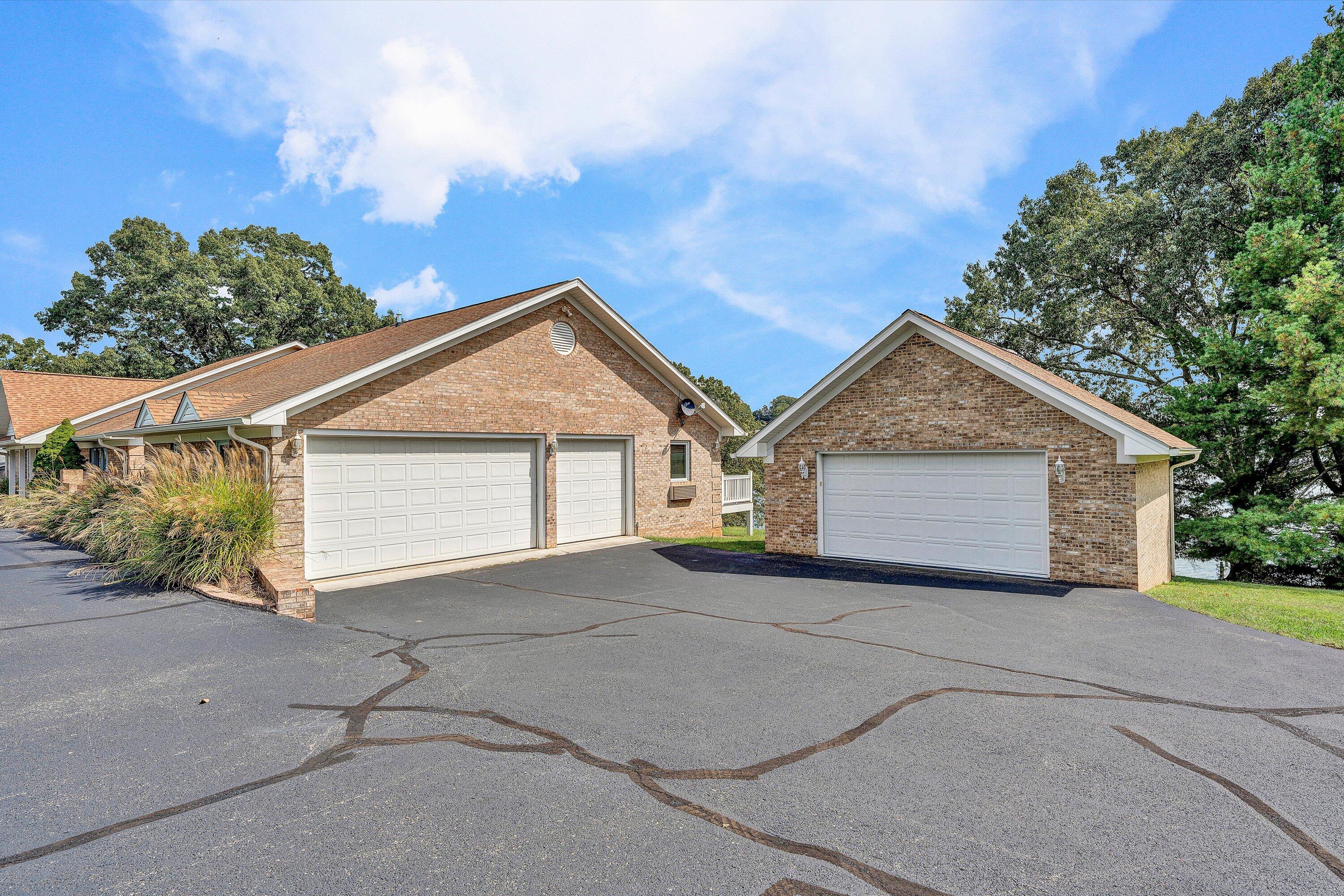 Moneta, Virginia, 24121, United States, 6 Bedrooms Bedrooms, ,7 BathroomsBathrooms,Residential,Active,1953664