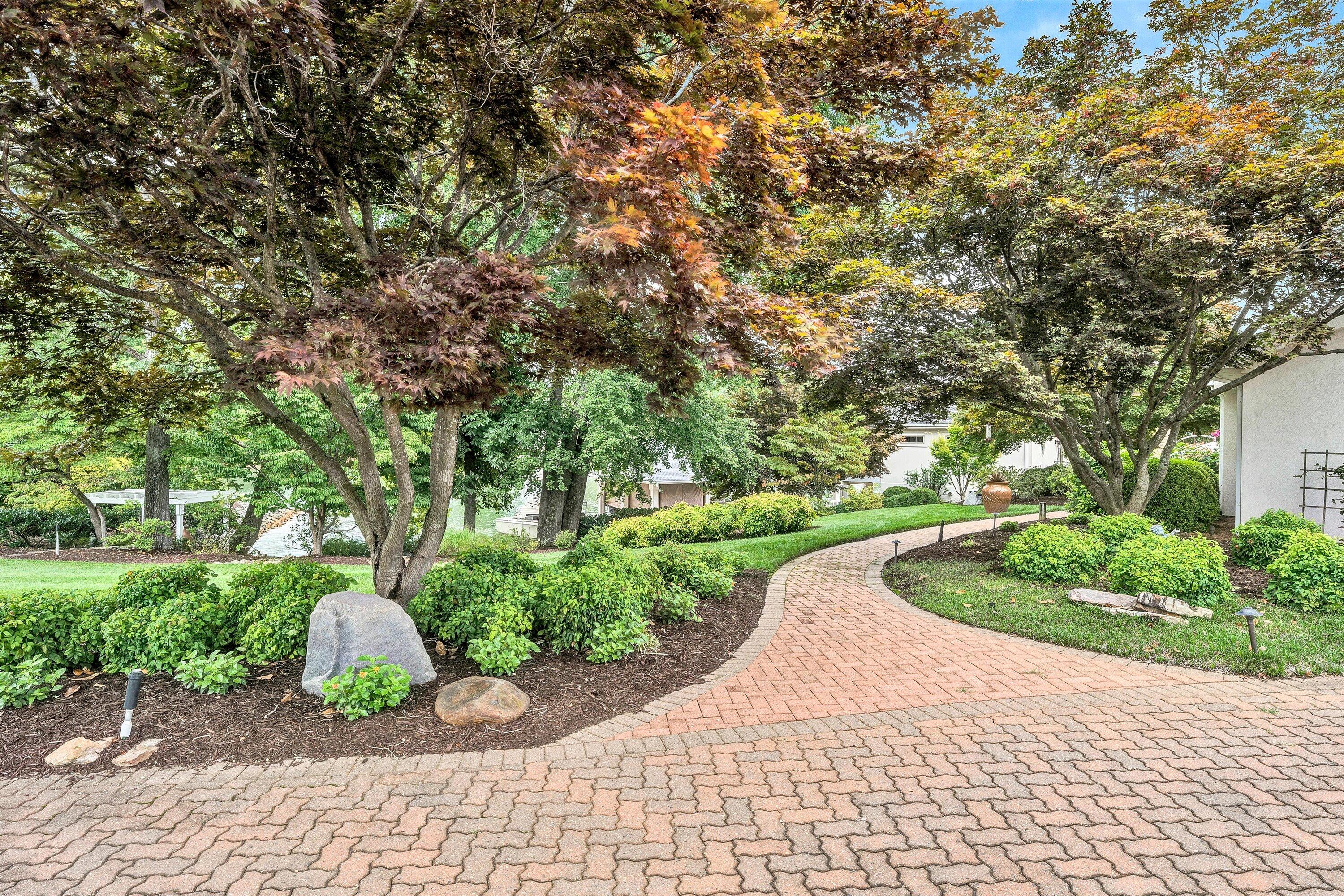 Moneta, Virginia, 24121, United States, 5 Bedrooms Bedrooms, ,9 BathroomsBathrooms,Residential,Active,1919403