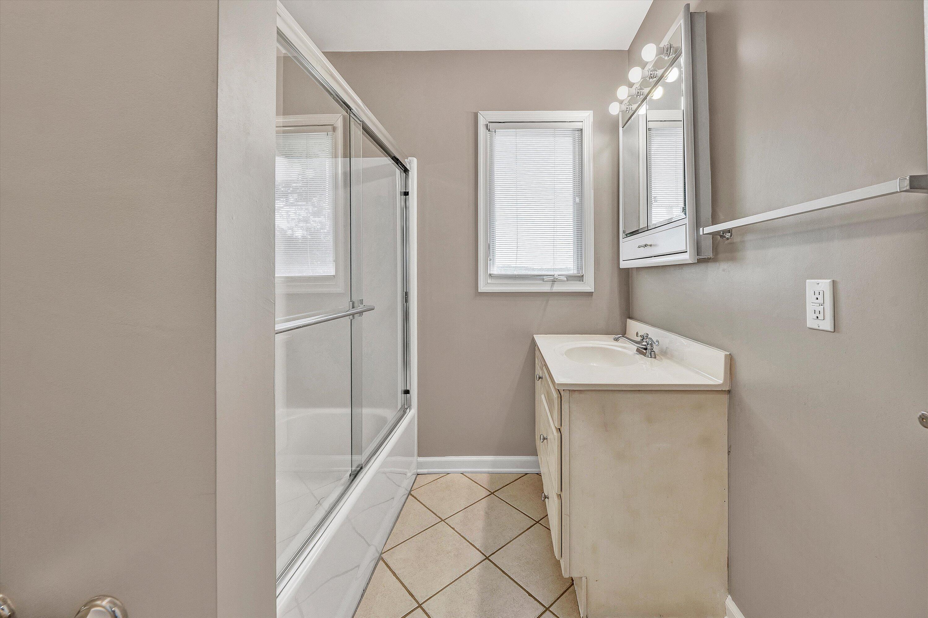 Moneta, Virginia, 24121, United States, 6 Bedrooms Bedrooms, ,7 BathroomsBathrooms,Residential,Active,1953664