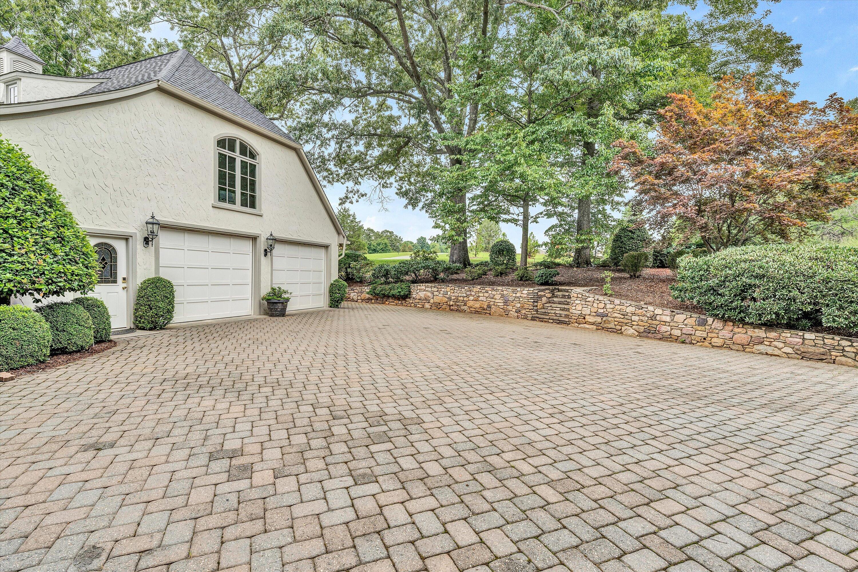 Moneta, Virginia, 24121, United States, 5 Bedrooms Bedrooms, ,9 BathroomsBathrooms,Residential,Active,1919403