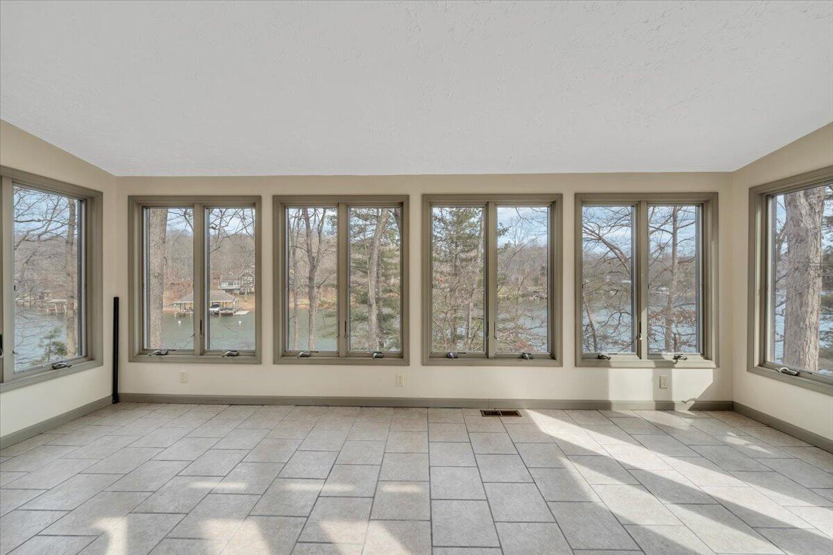 Huddleston, Virginia, 24104, United States, 5 Bedrooms Bedrooms, ,4 BathroomsBathrooms,Residential,Active,2023928