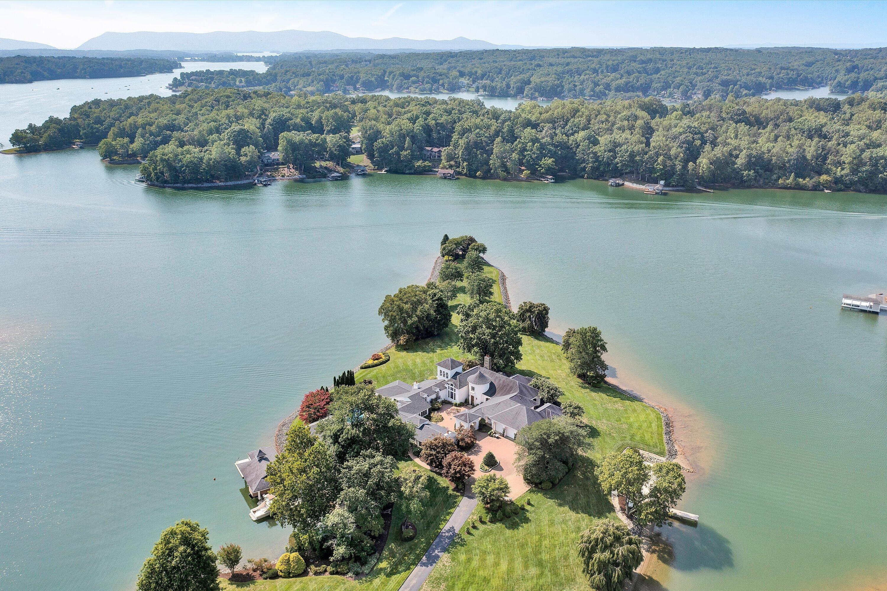 Moneta, Virginia, 24121, United States, 5 Bedrooms Bedrooms, ,9 BathroomsBathrooms,Residential,Active,1919403