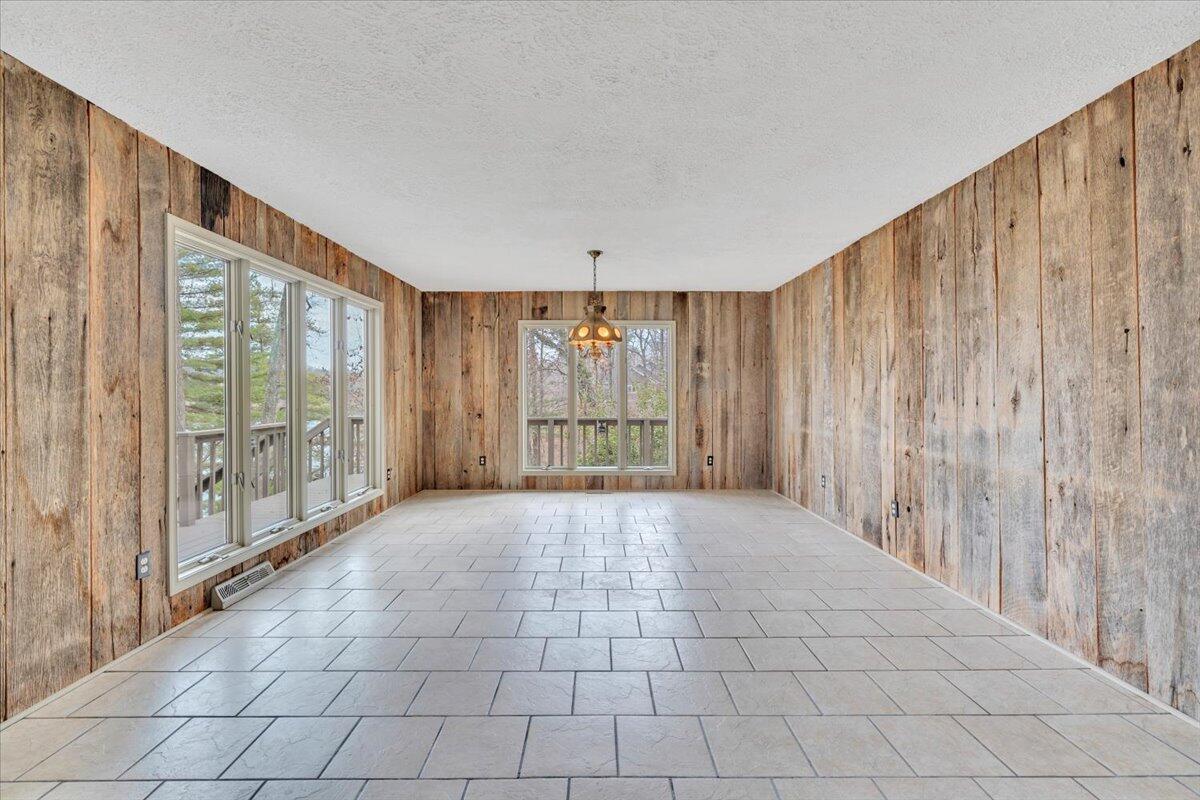 Huddleston, Virginia, 24104, United States, 5 Bedrooms Bedrooms, ,4 BathroomsBathrooms,Residential,Active,2023928