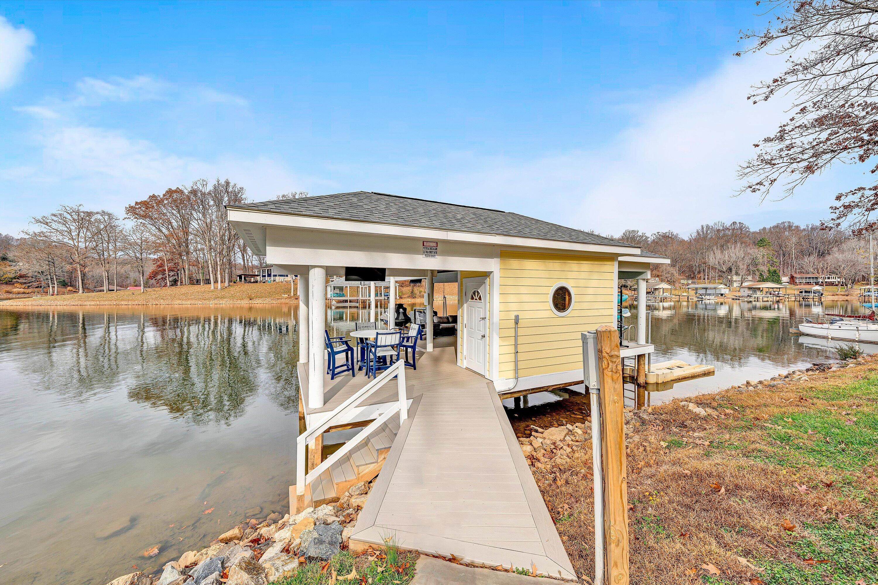 Wirtz, Virginia, 24184, United States, 5 Bedrooms Bedrooms, ,4 BathroomsBathrooms,Residential,Active,1998599