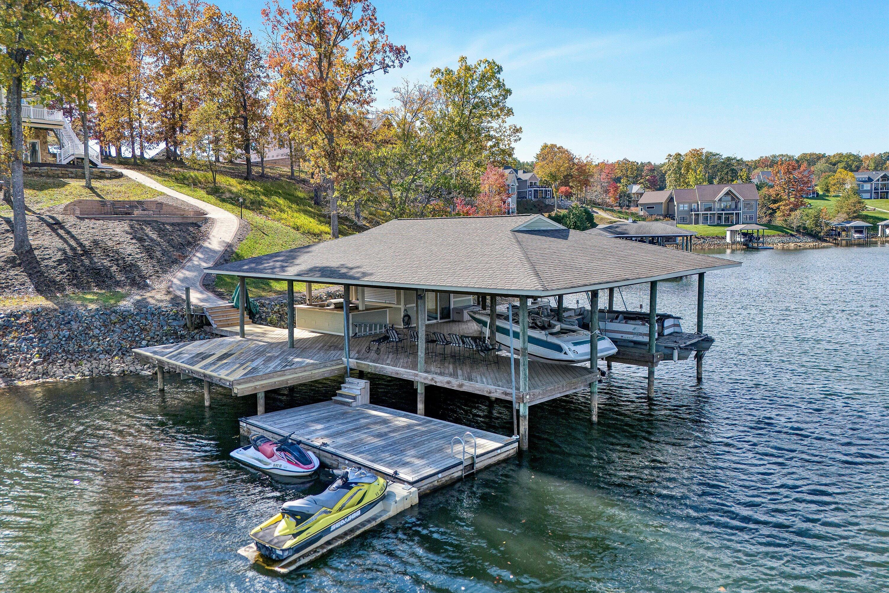 Moneta, Virginia, 24121, United States, 5 Bedrooms Bedrooms, ,6 BathroomsBathrooms,Residential,Active,1973555