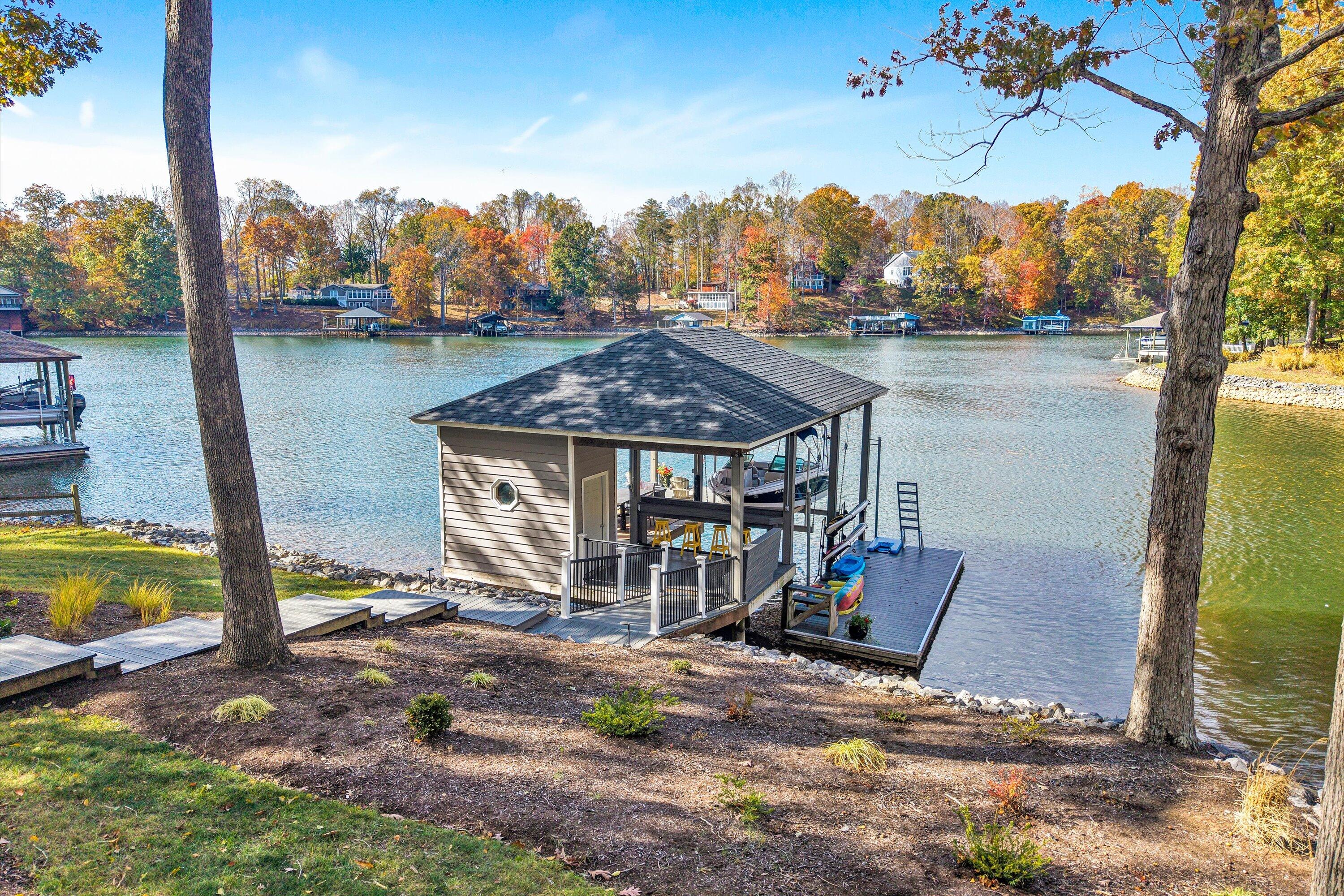 Moneta, Virginia, 24121, United States, 4 Bedrooms Bedrooms, ,4 BathroomsBathrooms,Residential,Active,1988441