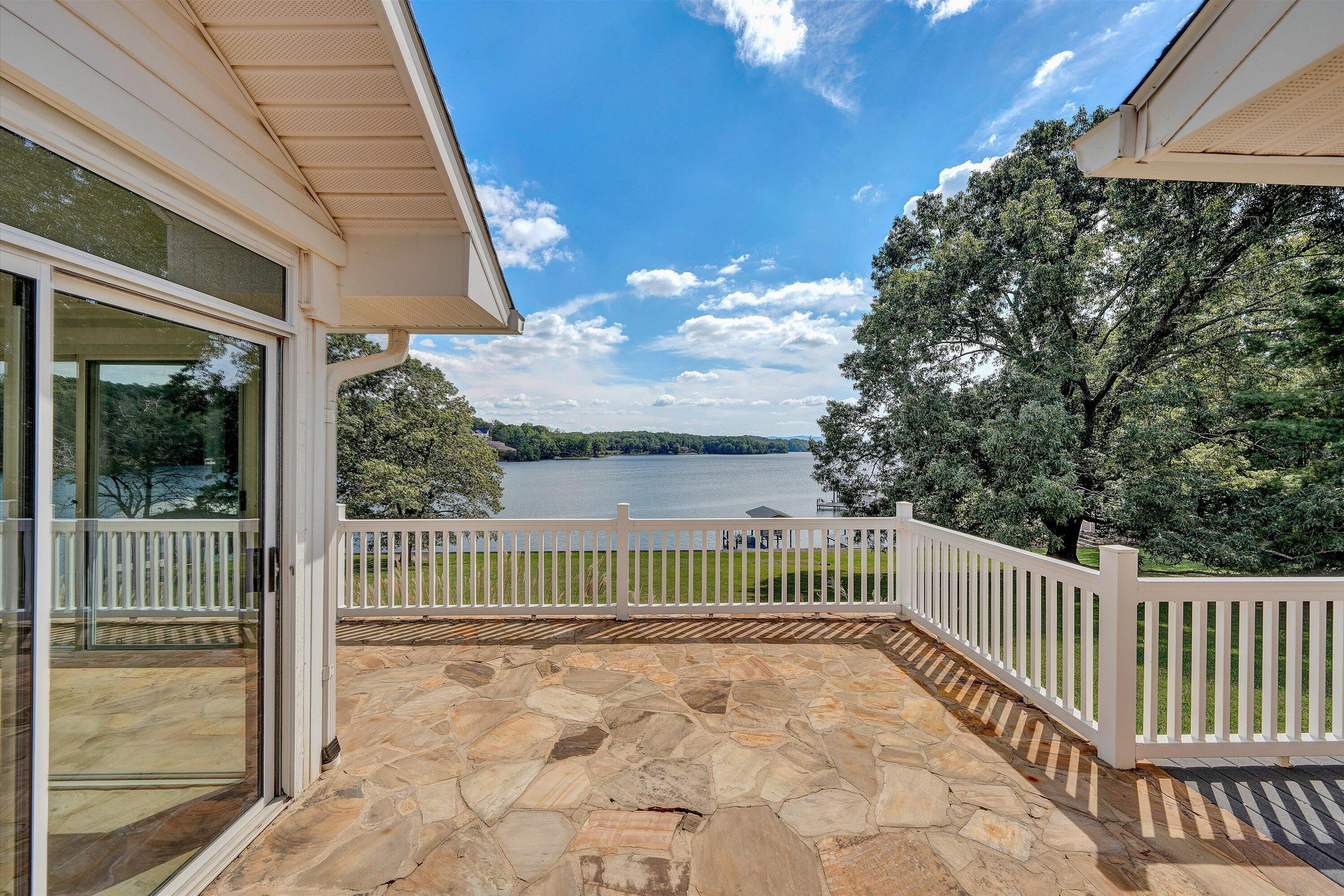 Moneta, Virginia, 24121, United States, 6 Bedrooms Bedrooms, ,7 BathroomsBathrooms,Residential,Active,1953664