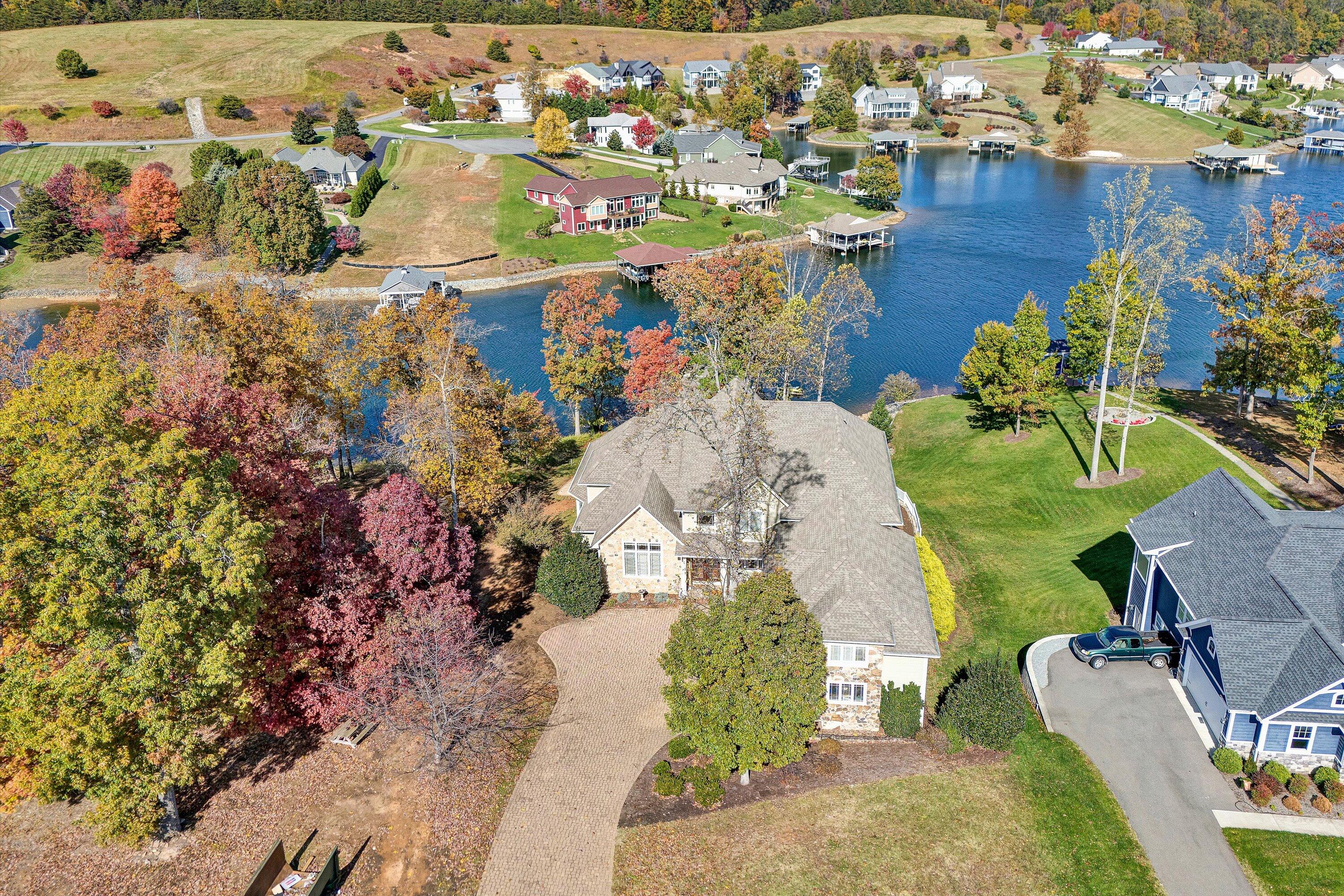 Moneta, Virginia, 24121, United States, 5 Bedrooms Bedrooms, ,6 BathroomsBathrooms,Residential,Active,1973555