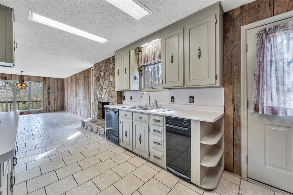 Huddleston, Virginia, 24104, United States, 5 Bedrooms Bedrooms, ,4 BathroomsBathrooms,Residential,Active,2023928