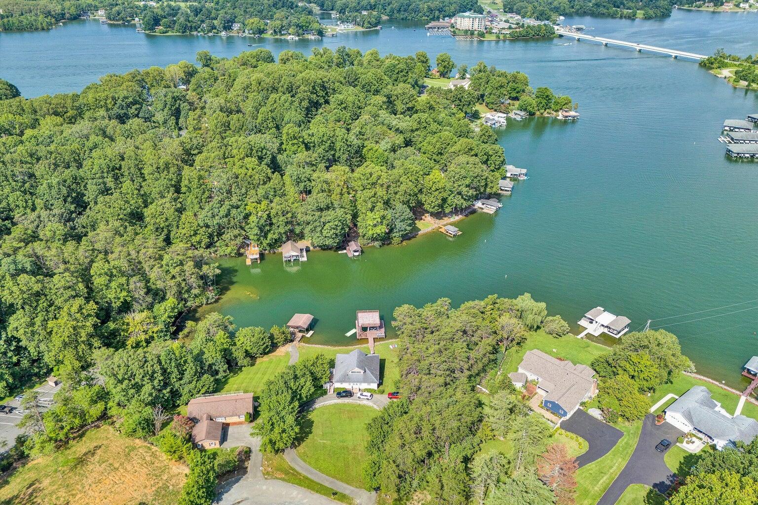 Moneta, Virginia, 24121, United States, 4 Bedrooms Bedrooms, ,5 BathroomsBathrooms,Residential,Active,1993643