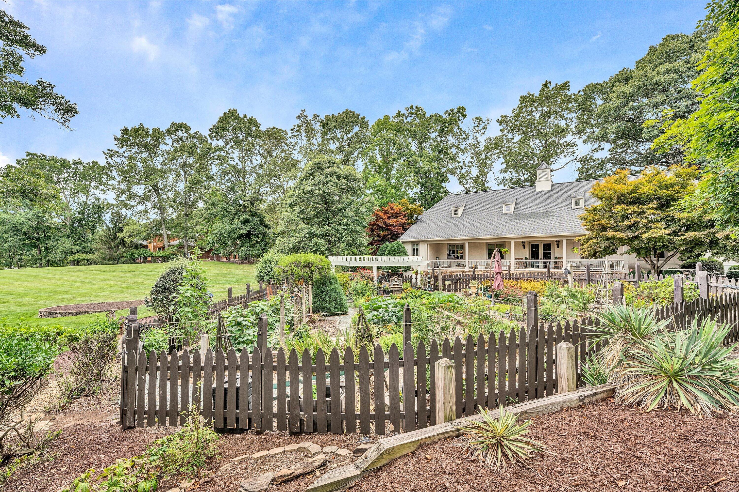 Moneta, Virginia, 24121, United States, 5 Bedrooms Bedrooms, ,9 BathroomsBathrooms,Residential,Active,1919403