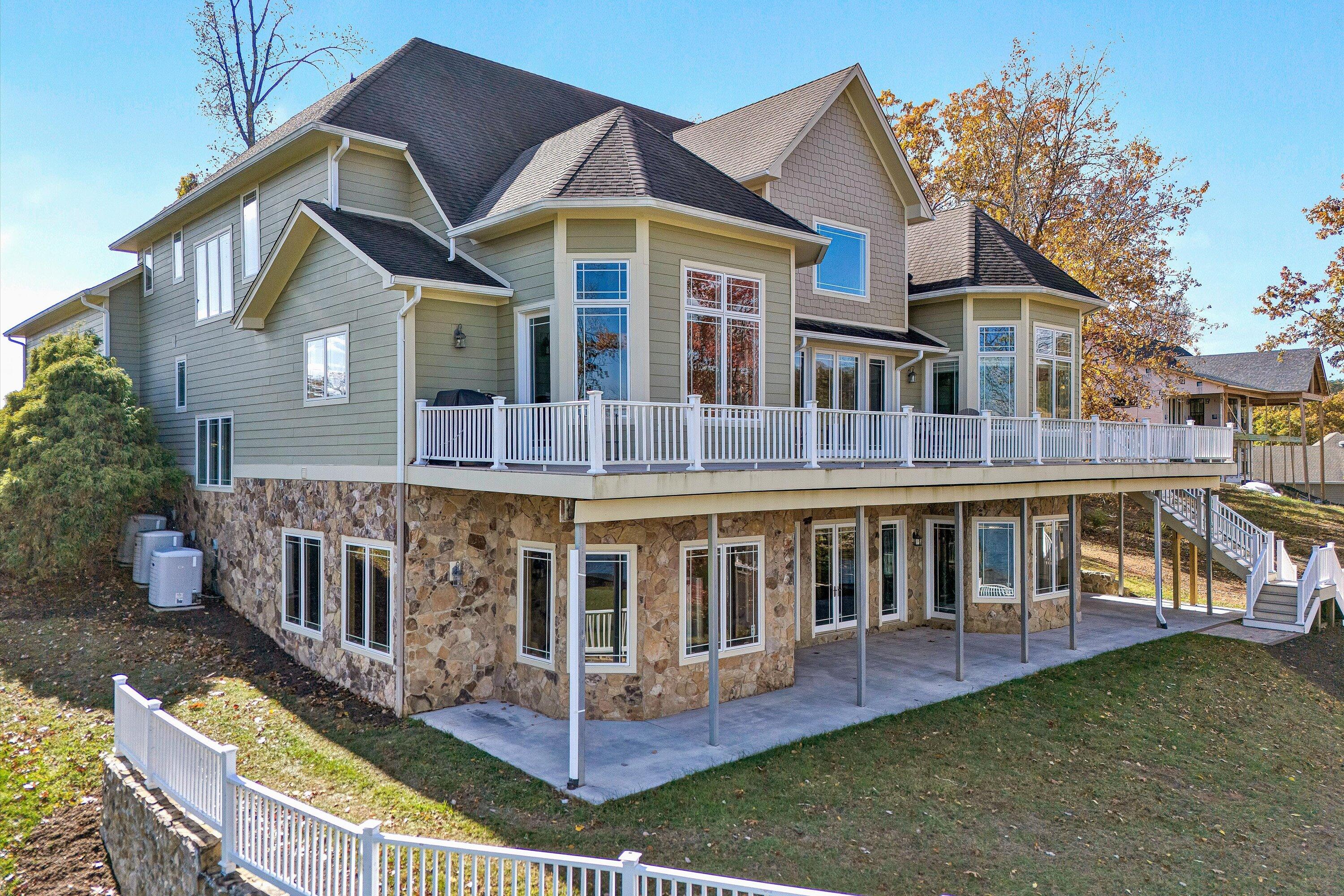 Moneta, Virginia, 24121, United States, 5 Bedrooms Bedrooms, ,6 BathroomsBathrooms,Residential,Active,1973555