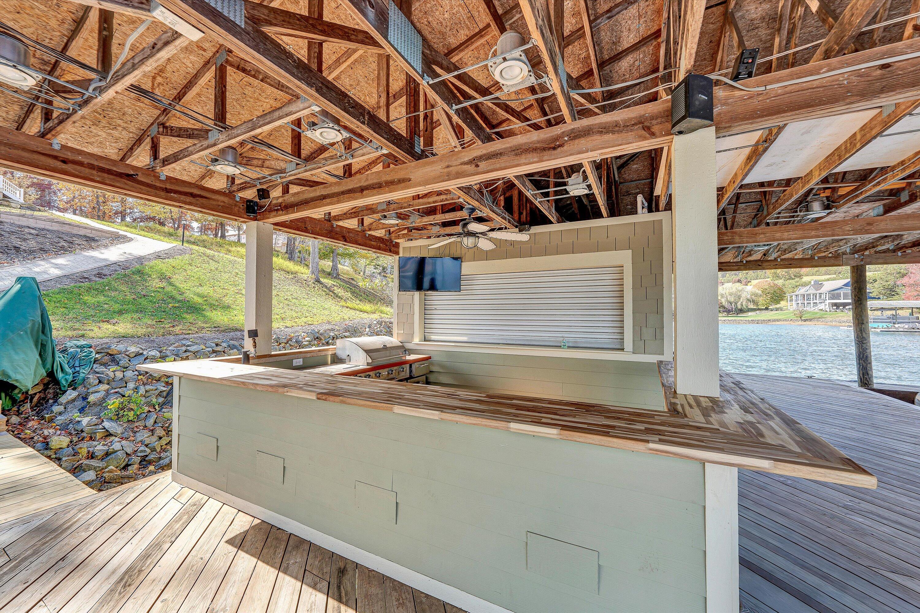 Moneta, Virginia, 24121, United States, 5 Bedrooms Bedrooms, ,6 BathroomsBathrooms,Residential,Active,1973555