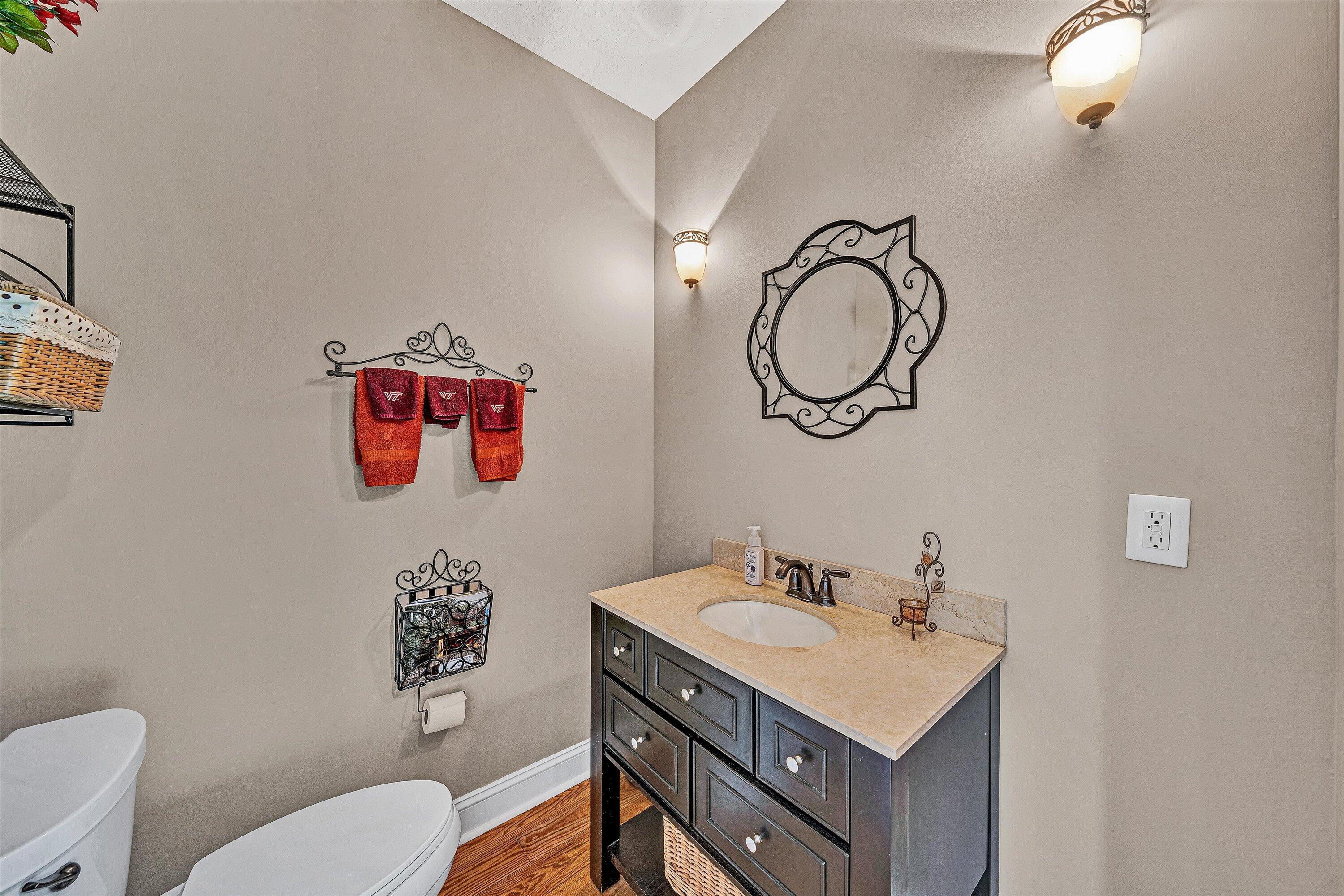 Moneta, Virginia, 24121, United States, 5 Bedrooms Bedrooms, ,6 BathroomsBathrooms,Residential,Active,1973555