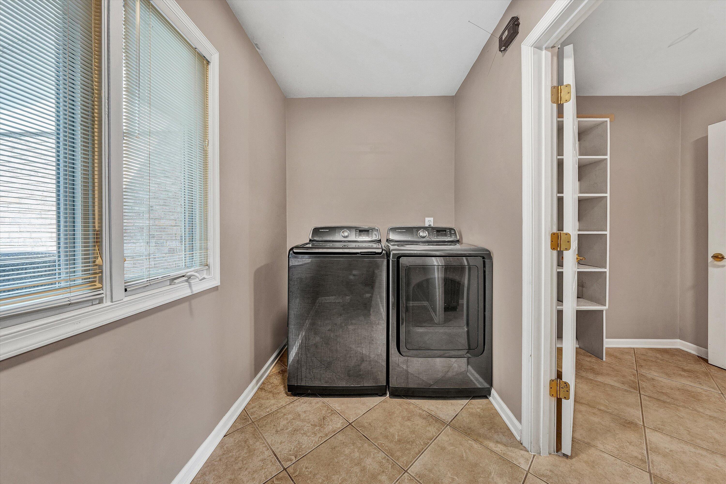 Moneta, Virginia, 24121, United States, 6 Bedrooms Bedrooms, ,7 BathroomsBathrooms,Residential,Active,1953664