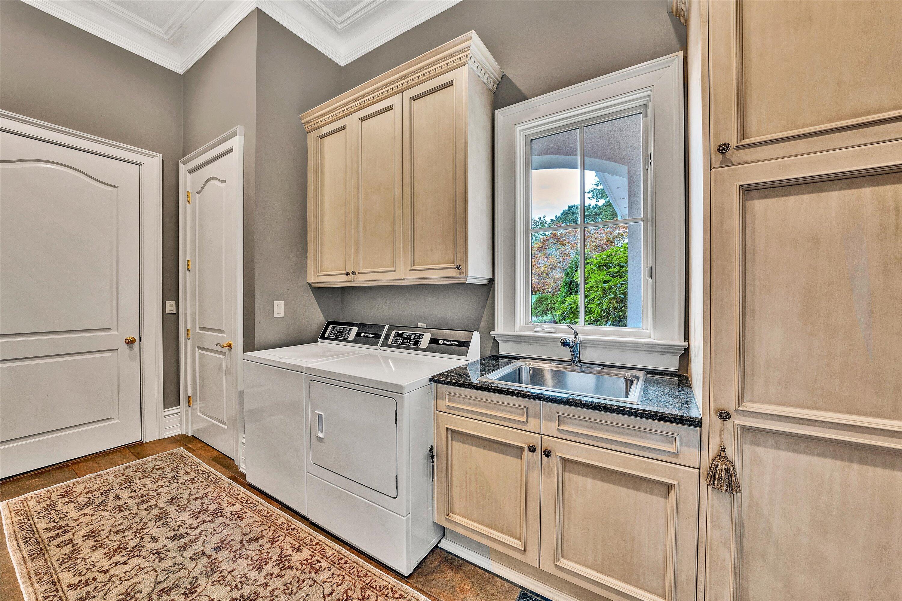 Moneta, Virginia, 24121, United States, 5 Bedrooms Bedrooms, ,9 BathroomsBathrooms,Residential,Active,1919403