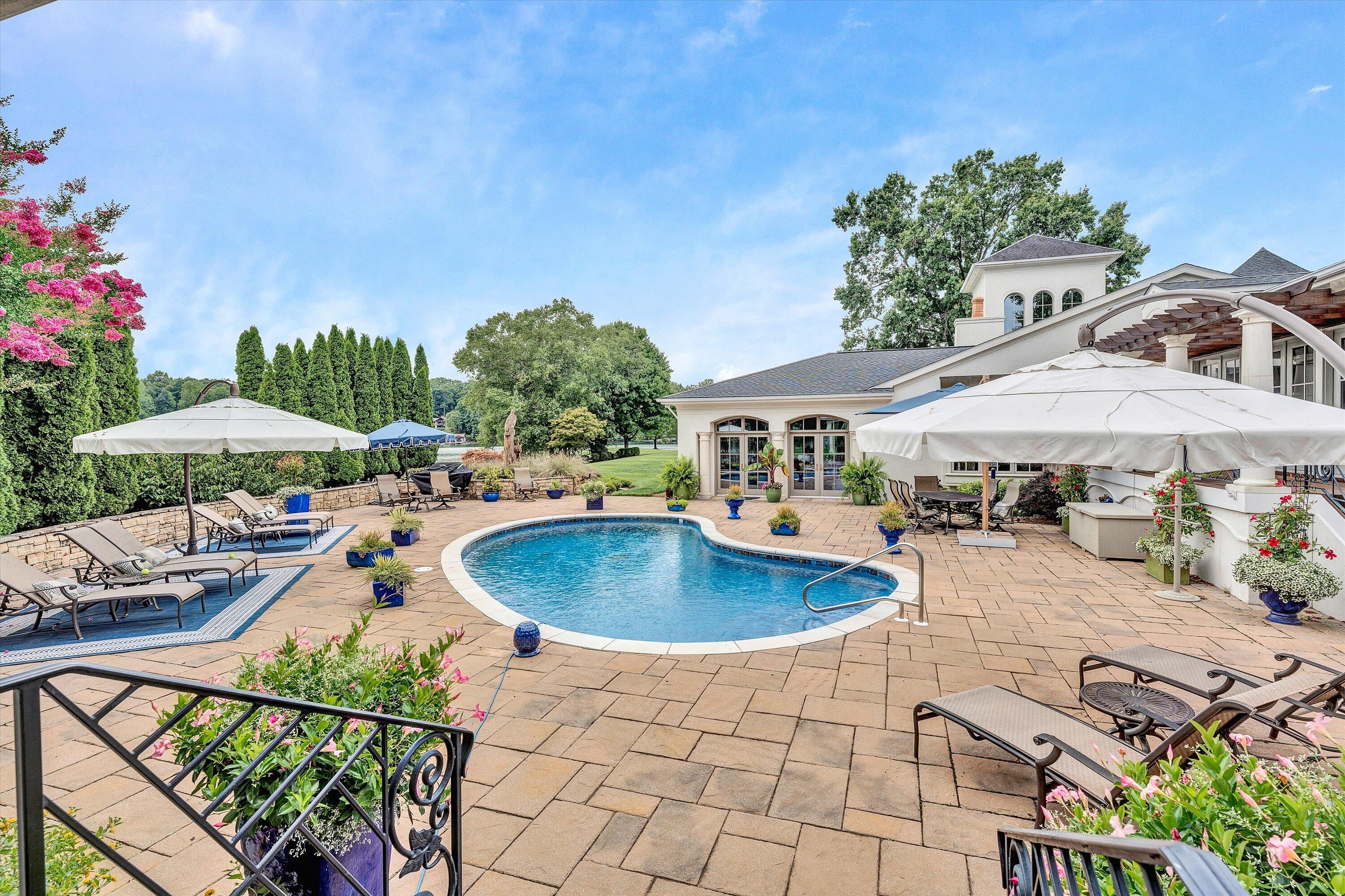 Moneta, Virginia, 24121, United States, 5 Bedrooms Bedrooms, ,9 BathroomsBathrooms,Residential,Active,1919403