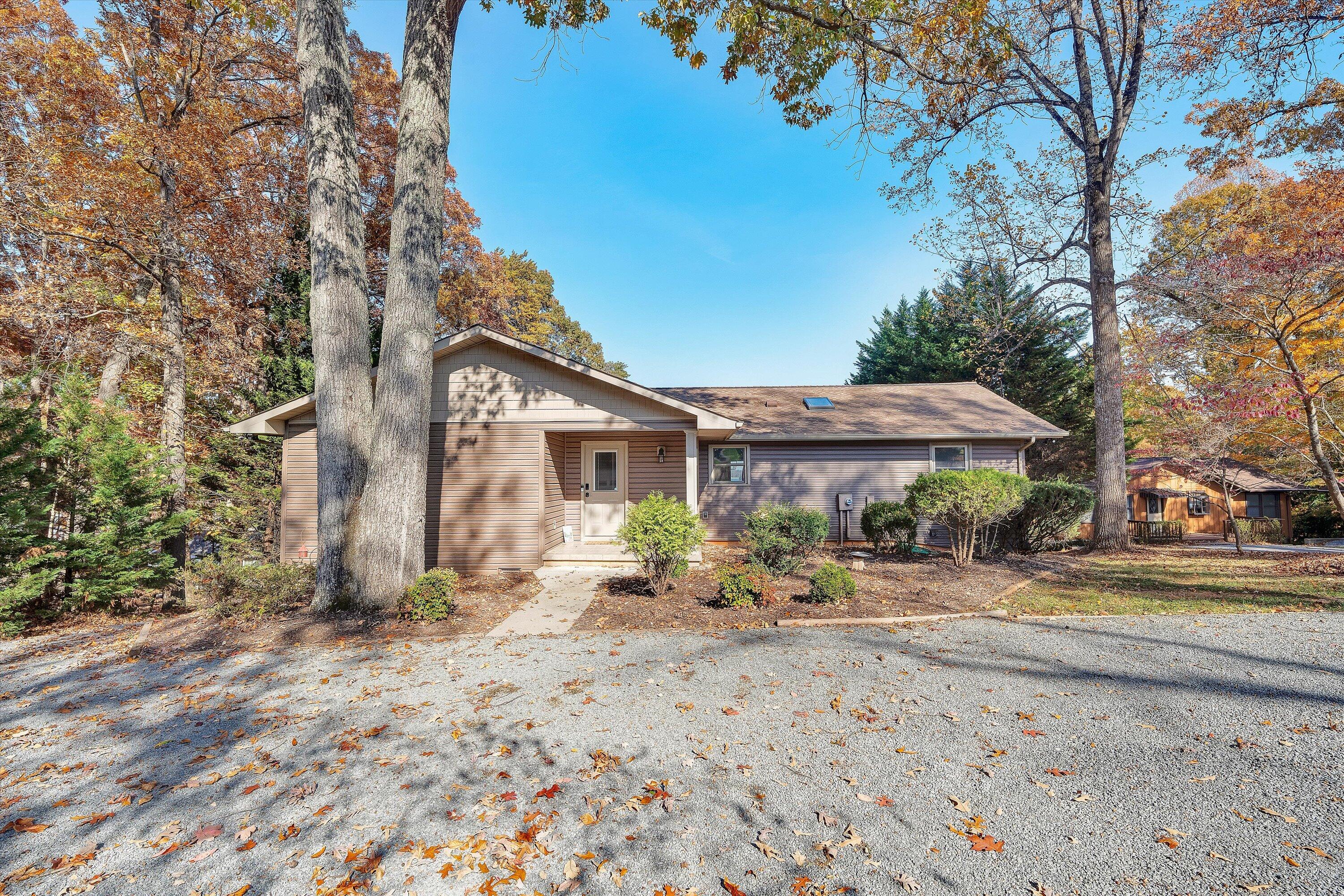 Moneta, Virginia, 24121, United States, 3 Bedrooms Bedrooms, ,3 BathroomsBathrooms,Residential,Active,1988476