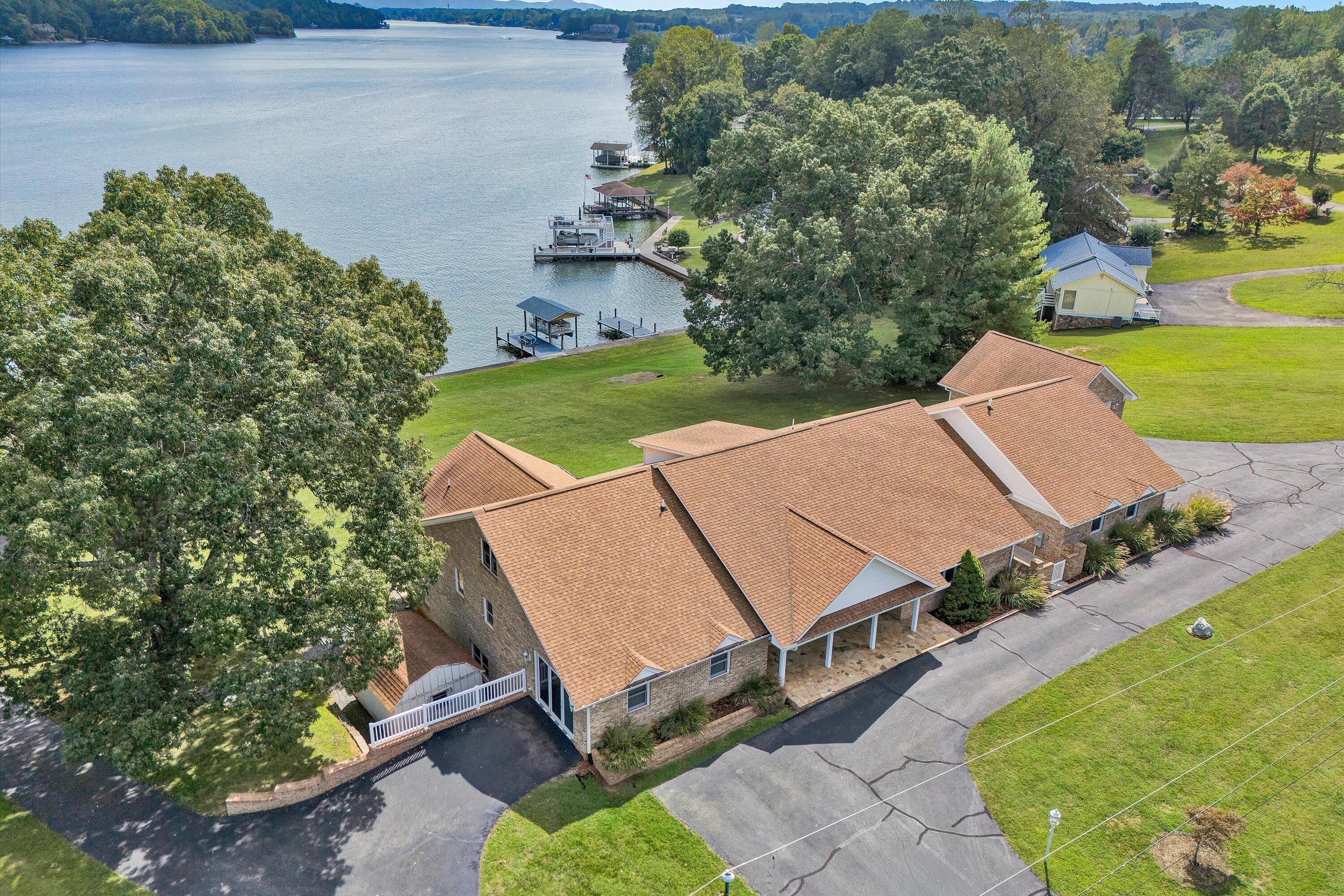 Moneta, Virginia, 24121, United States, 6 Bedrooms Bedrooms, ,7 BathroomsBathrooms,Residential,Active,1953664