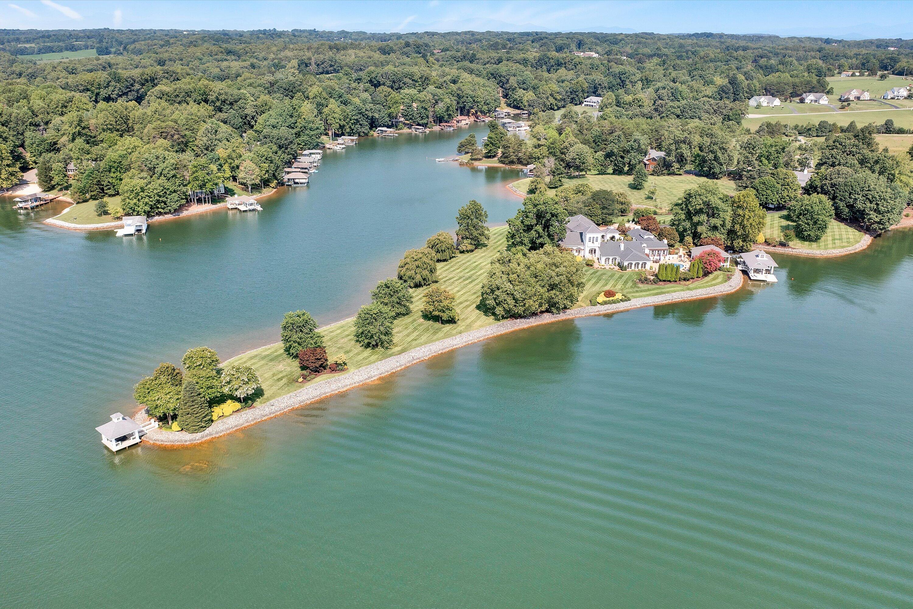 Moneta, Virginia, 24121, United States, 5 Bedrooms Bedrooms, ,9 BathroomsBathrooms,Residential,Active,1919403