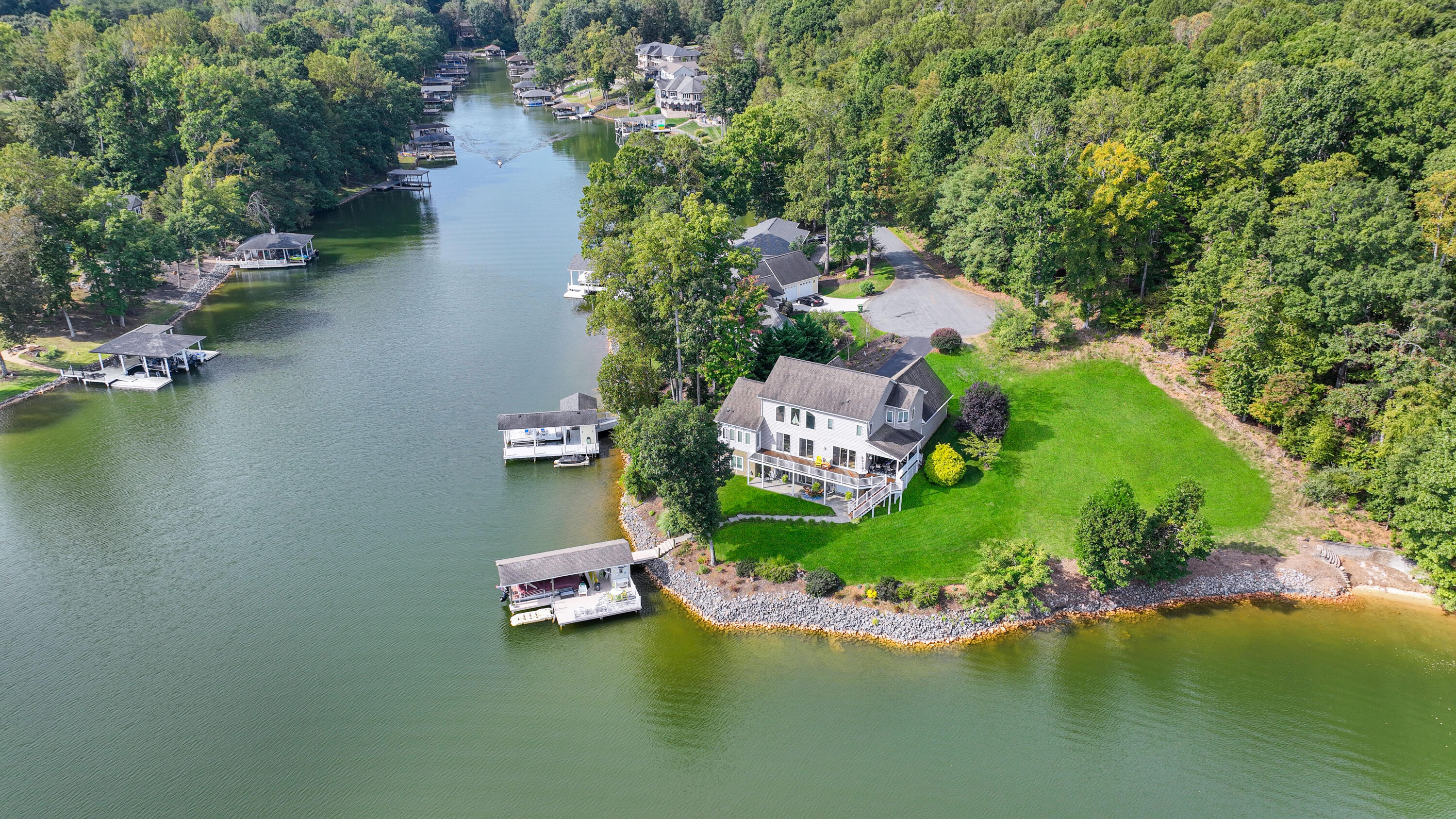 Moneta, Virginia, 24121, United States, 4 Bedrooms Bedrooms, ,4 BathroomsBathrooms,Residential,Active,1945250