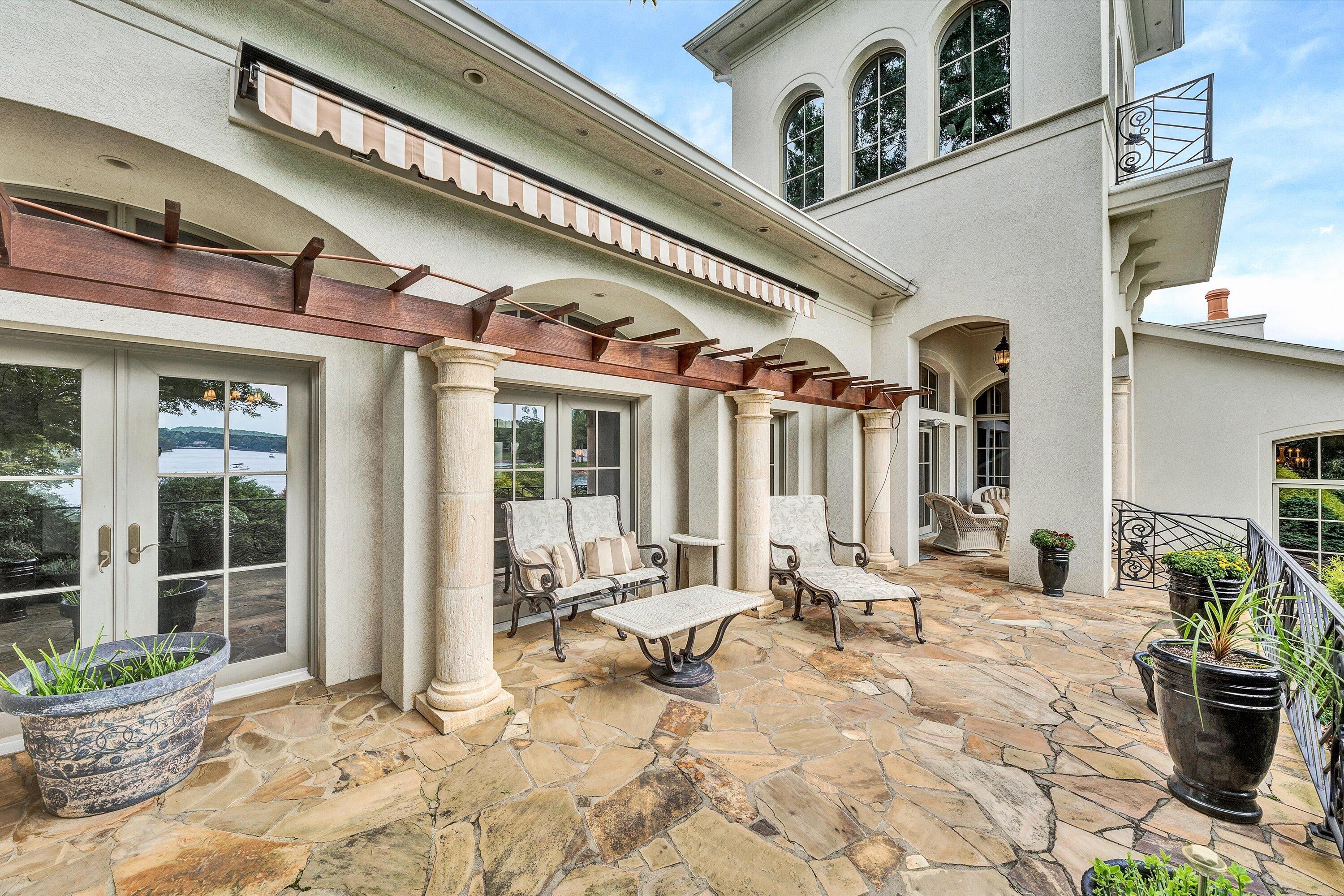 Moneta, Virginia, 24121, United States, 5 Bedrooms Bedrooms, ,9 BathroomsBathrooms,Residential,Active,1919403