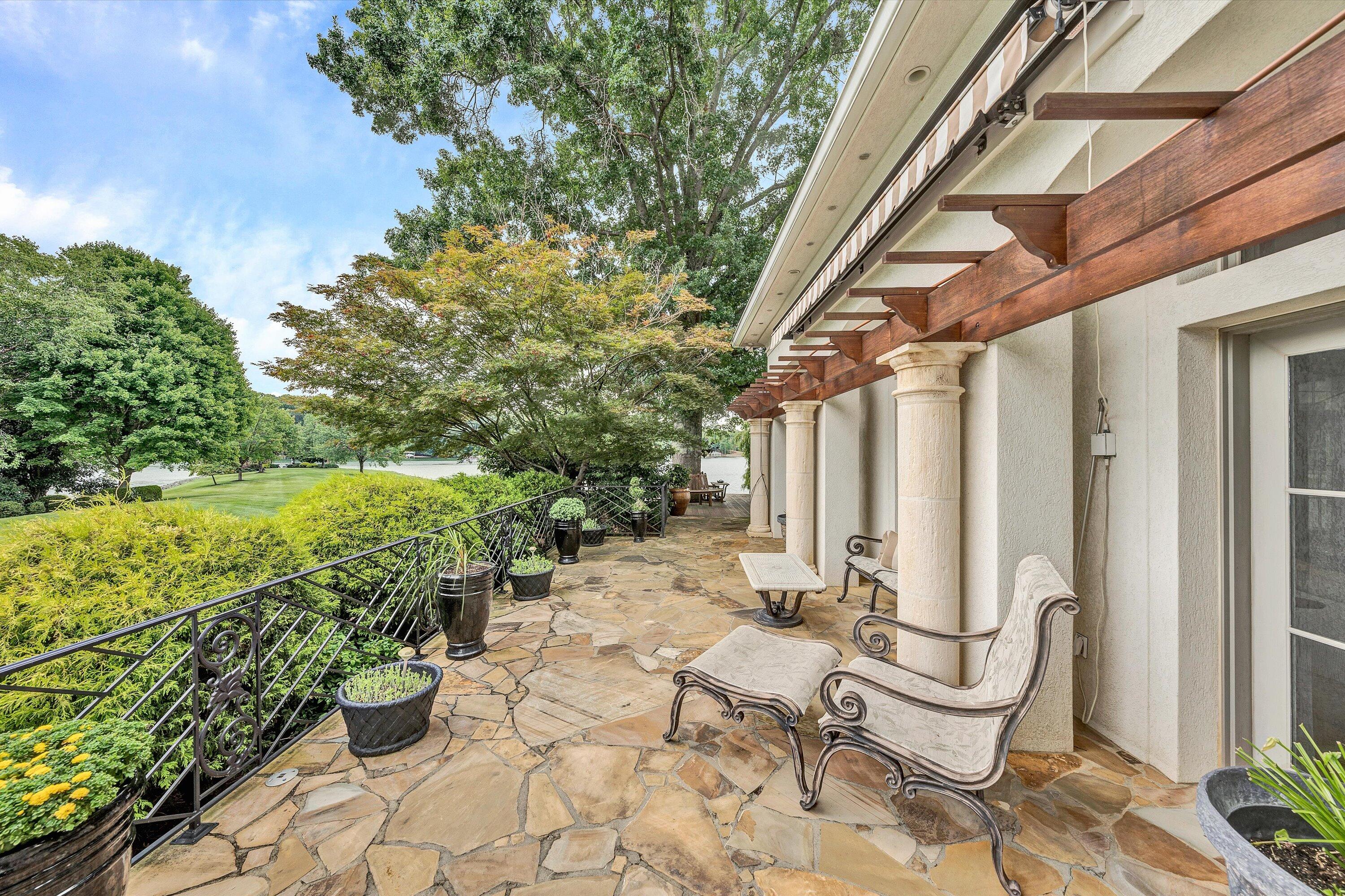 Moneta, Virginia, 24121, United States, 5 Bedrooms Bedrooms, ,9 BathroomsBathrooms,Residential,Active,1919403
