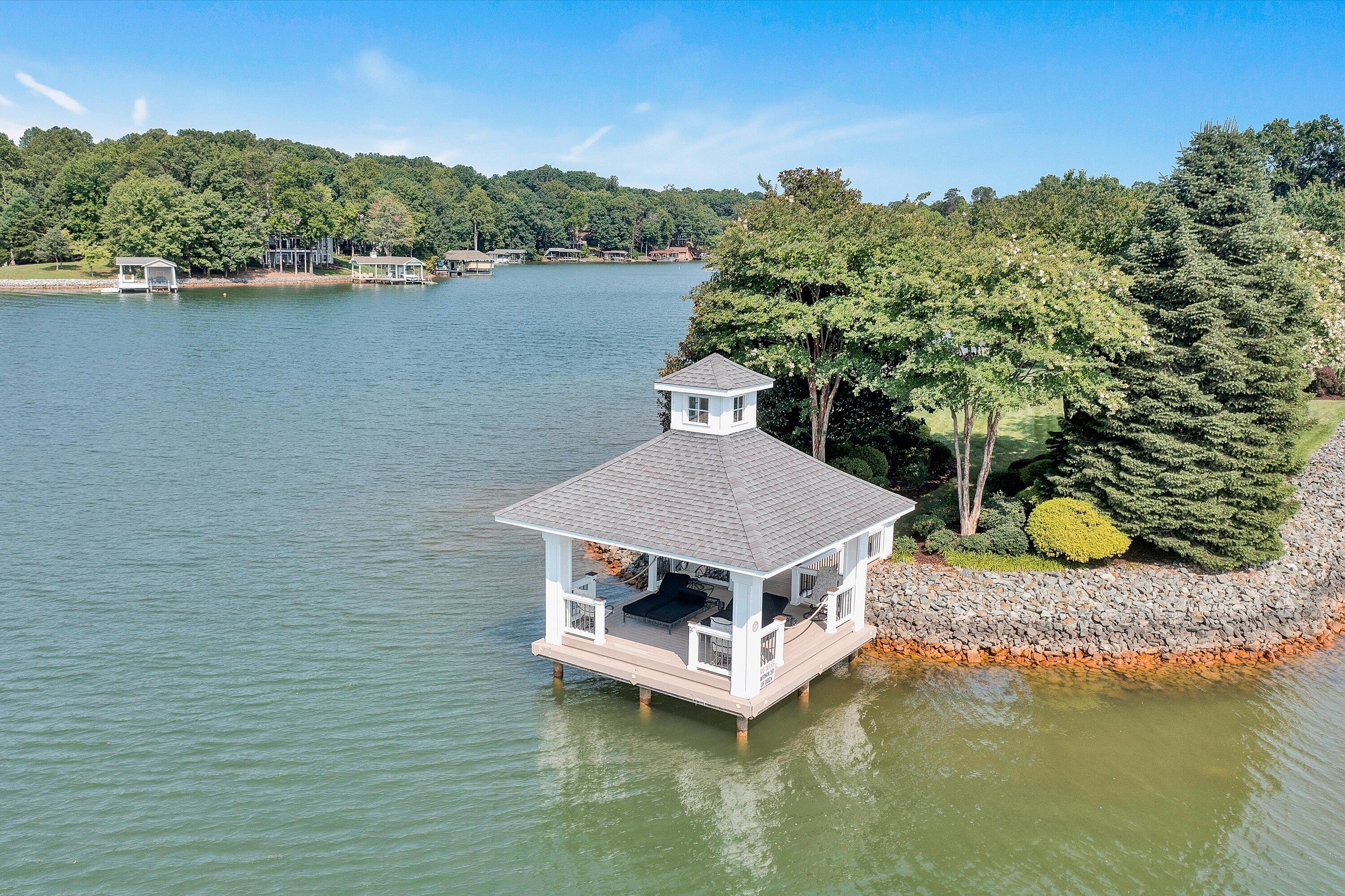 Moneta, Virginia, 24121, United States, 5 Bedrooms Bedrooms, ,9 BathroomsBathrooms,Residential,Active,1919403