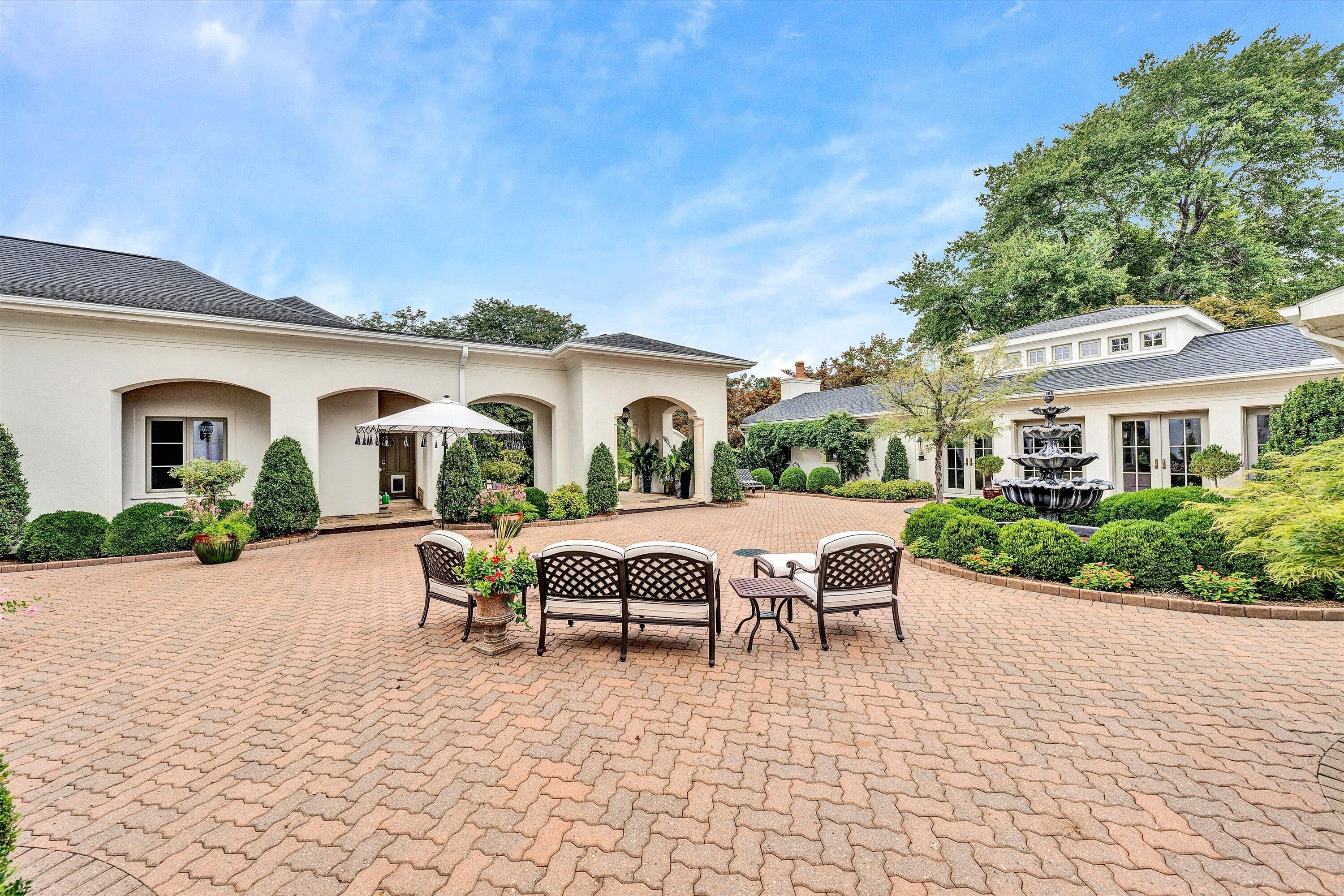 Moneta, Virginia, 24121, United States, 5 Bedrooms Bedrooms, ,9 BathroomsBathrooms,Residential,Active,1919403