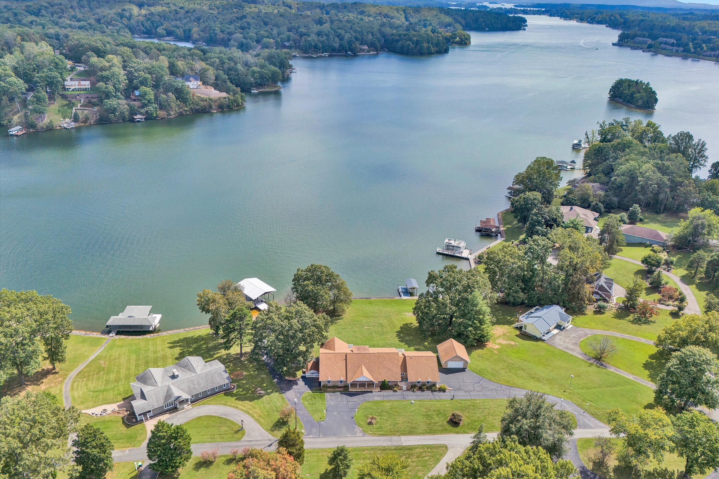 Moneta, Virginia, 24121, United States, 6 Bedrooms Bedrooms, ,7 BathroomsBathrooms,Residential,Active,1953664