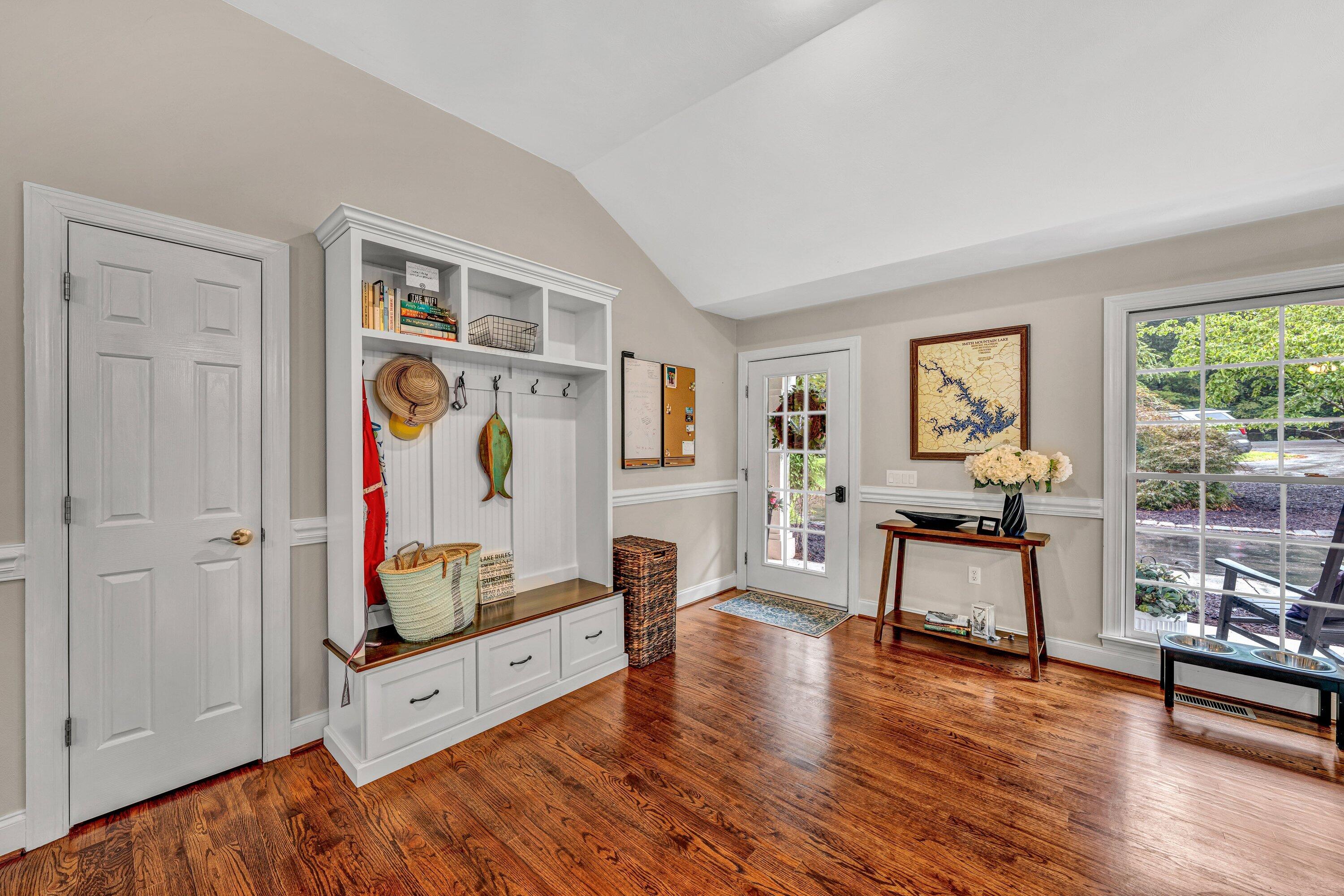 Moneta, Virginia, 24121, United States, 4 Bedrooms Bedrooms, ,3 BathroomsBathrooms,Residential,Active,1909835