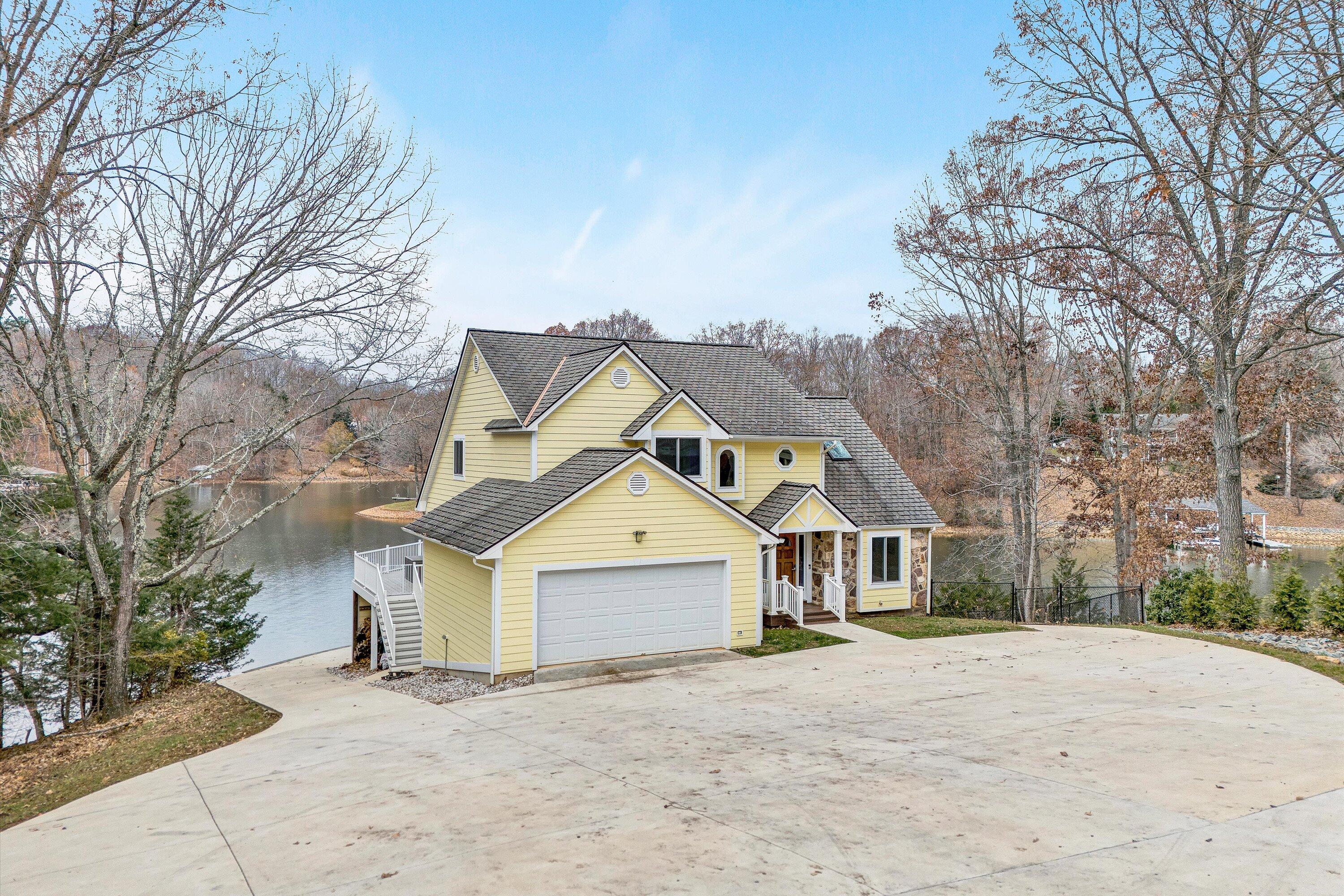 Wirtz, Virginia, 24184, United States, 5 Bedrooms Bedrooms, ,4 BathroomsBathrooms,Residential,Active,1998599