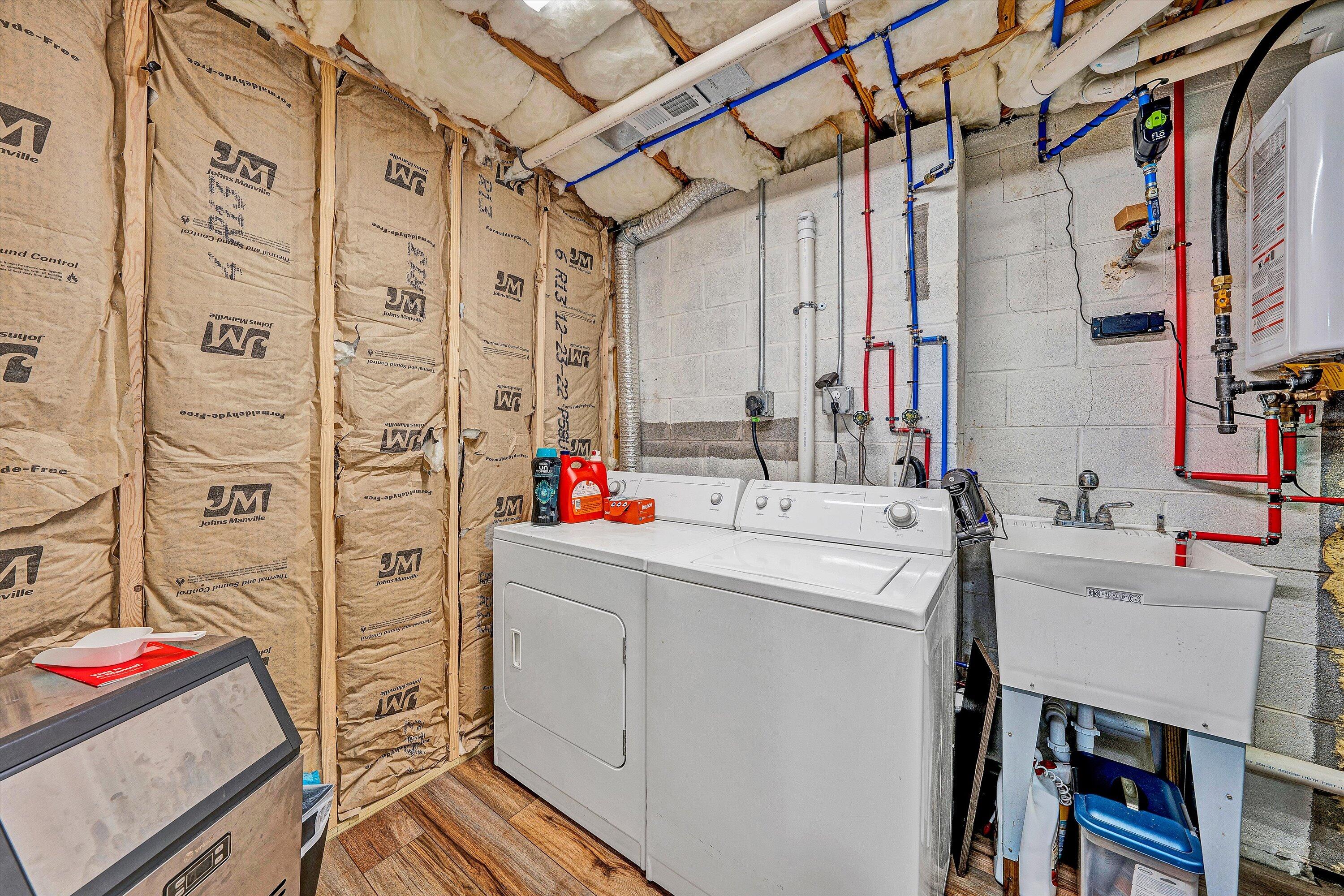 Moneta, Virginia, 24121, United States, 3 Bedrooms Bedrooms, ,3 BathroomsBathrooms,Residential,Active,1988476