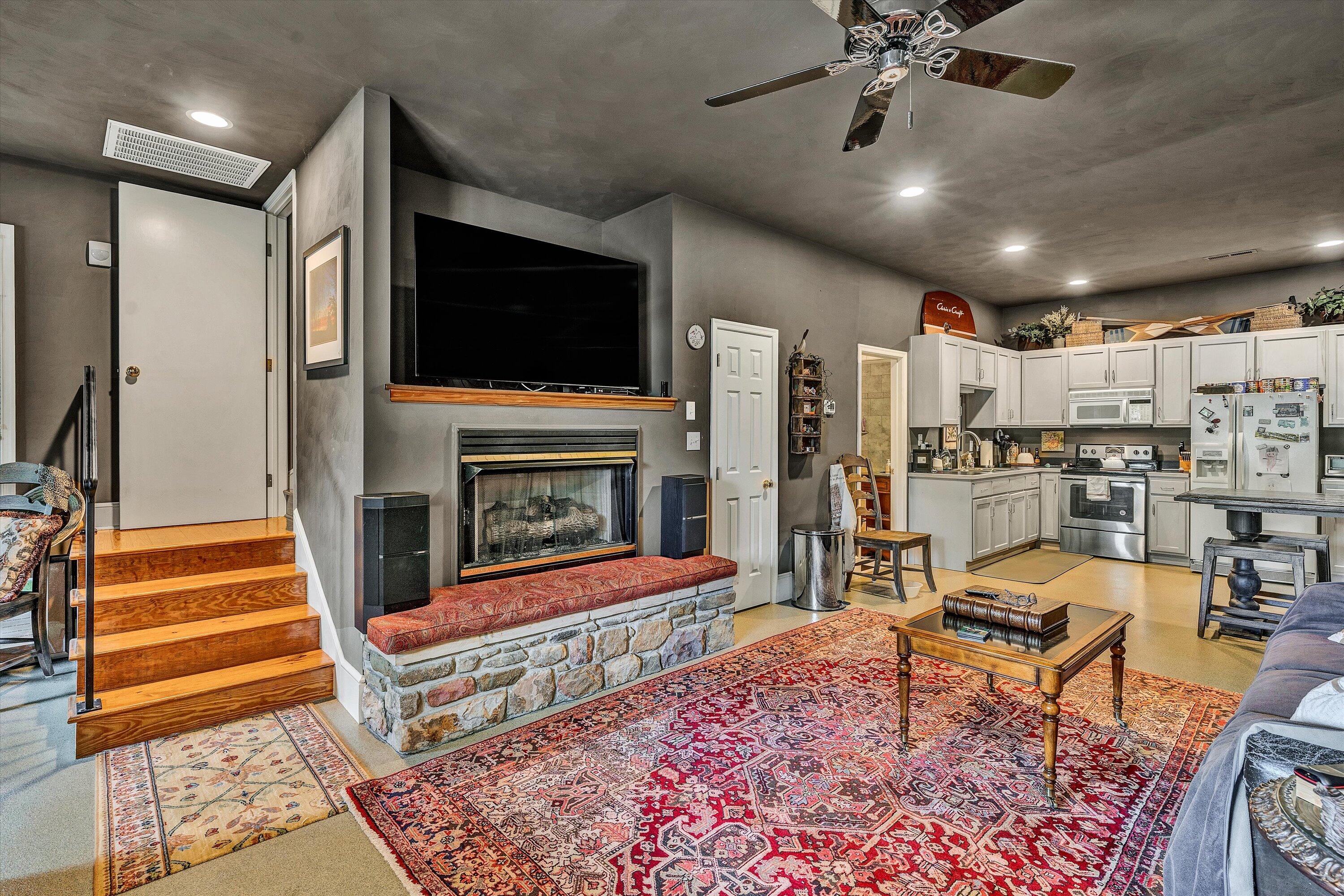 Moneta, Virginia, 24121, United States, 5 Bedrooms Bedrooms, ,9 BathroomsBathrooms,Residential,Active,1919403