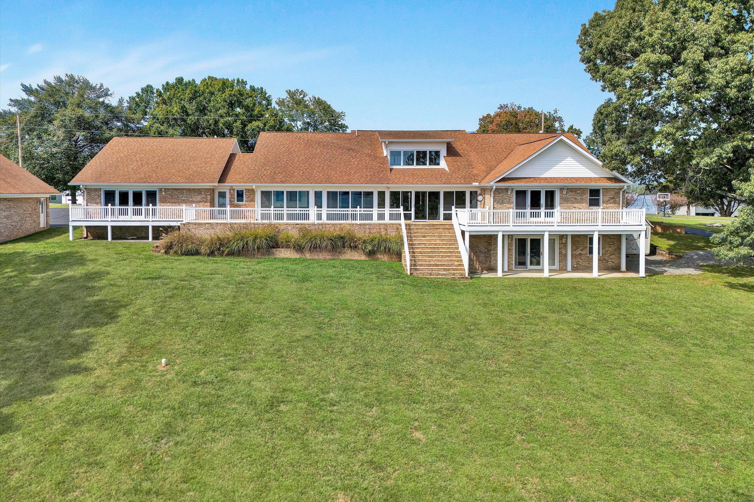 Moneta, Virginia, 24121, United States, 6 Bedrooms Bedrooms, ,7 BathroomsBathrooms,Residential,Active,1953664