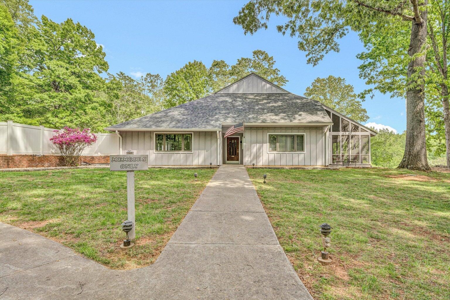 Moneta, Virginia, 24121, United States, 4 Bedrooms Bedrooms, ,5 BathroomsBathrooms,Residential,Active,1993643